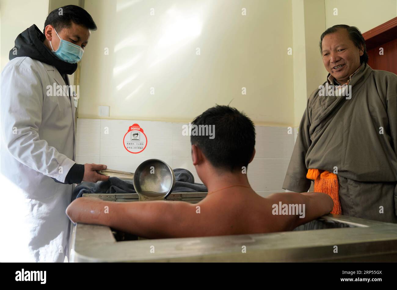 (181128) -- LHASA, 28 novembre 2018 -- Migdrol (1st R), un erede del patrimonio culturale immateriale a livello nazionale di Sowa Rigpa, chiede a un paziente che riceve il bagno medicinale Lum di Sowa Rigpa in un ospedale di medicina tibetana a Shannan, regione autonoma tibetana del Tibet, 23 novembre 2018. L'Organizzazione delle Nazioni Unite per l'educazione, la scienza e la cultura (UNESCO) ha iscritto mercoledì il bagno medicinale cinese di Sowa Rigpa nella Lista rappresentativa del patrimonio culturale immateriale dell'umanità, in una convenzione tenutasi a Port Louis, capitale della Repubblica di Mauritius. Il Lum medi Foto Stock