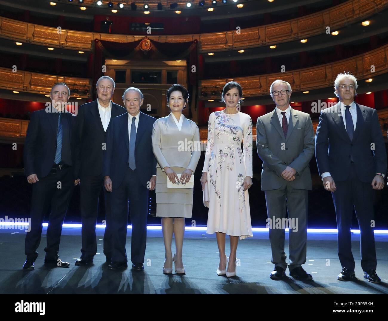 (181128) -- MADRID, 28 novembre 2018 -- moglie del presidente cinese Xi Jinping, Peng Liyuan (C), visita il Teatro Real (Teatro reale), accompagnato dalla regina Letizia di Spagna, a Madrid, Spagna, 28 novembre 2018. ) SPAGNA-MADRID-PENG LIYUAN-TEATRO REAL DINGXLIN PUBLICATIONXNOTXINXCHN Foto Stock