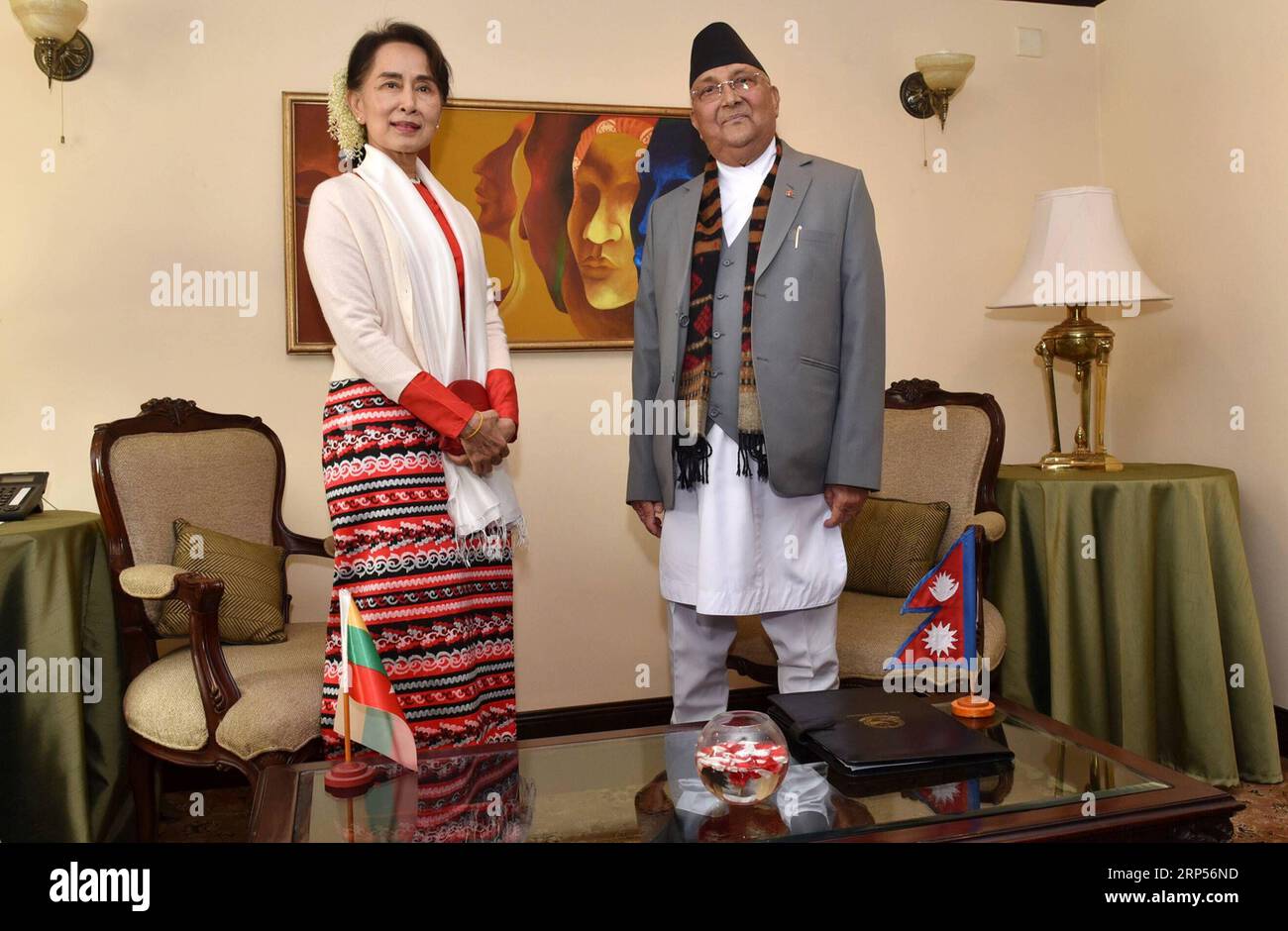 (181130) -- KATHMANDU, 30 novembre 2018 -- il primo ministro nepalese KP Sharma oli (R) tiene colloqui con il consigliere di Stato del Myanmar Aung San Suu Kyi a Kathmandu, Nepal, 30 novembre 2018. DOI) NEPAL-KATHMANDU-MYANMAR STATE COUNSELOR-TALKS SUNILXSHARMA PUBLICATIONXNOTXINXCHN Foto Stock