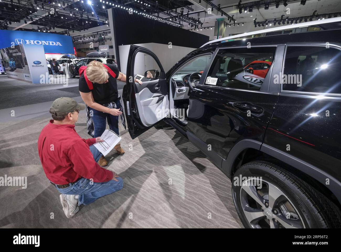 (181201) -- LOS ANGELES, 1 dicembre 2018 -- i visitatori guardano un nuovo veicolo nel giorno di apertura del Los Angeles (LA) Auto Show, a Los Angeles, Stati Uniti, 30 novembre 2018. Il Salone dell'automobile di LA del 2018 è iniziato con 1.000 veicoli esposti, opportunità di test drive, varie esperienze e apparizioni di celebrità. Lo spettacolo rimarrà aperto al pubblico fino al 9 dicembre. ) (lmm) U.S.-LOS ANGELES-LA AUTO SHOW ZhaoxHanrong PUBLICATIONxNOTxINxCHN Foto Stock