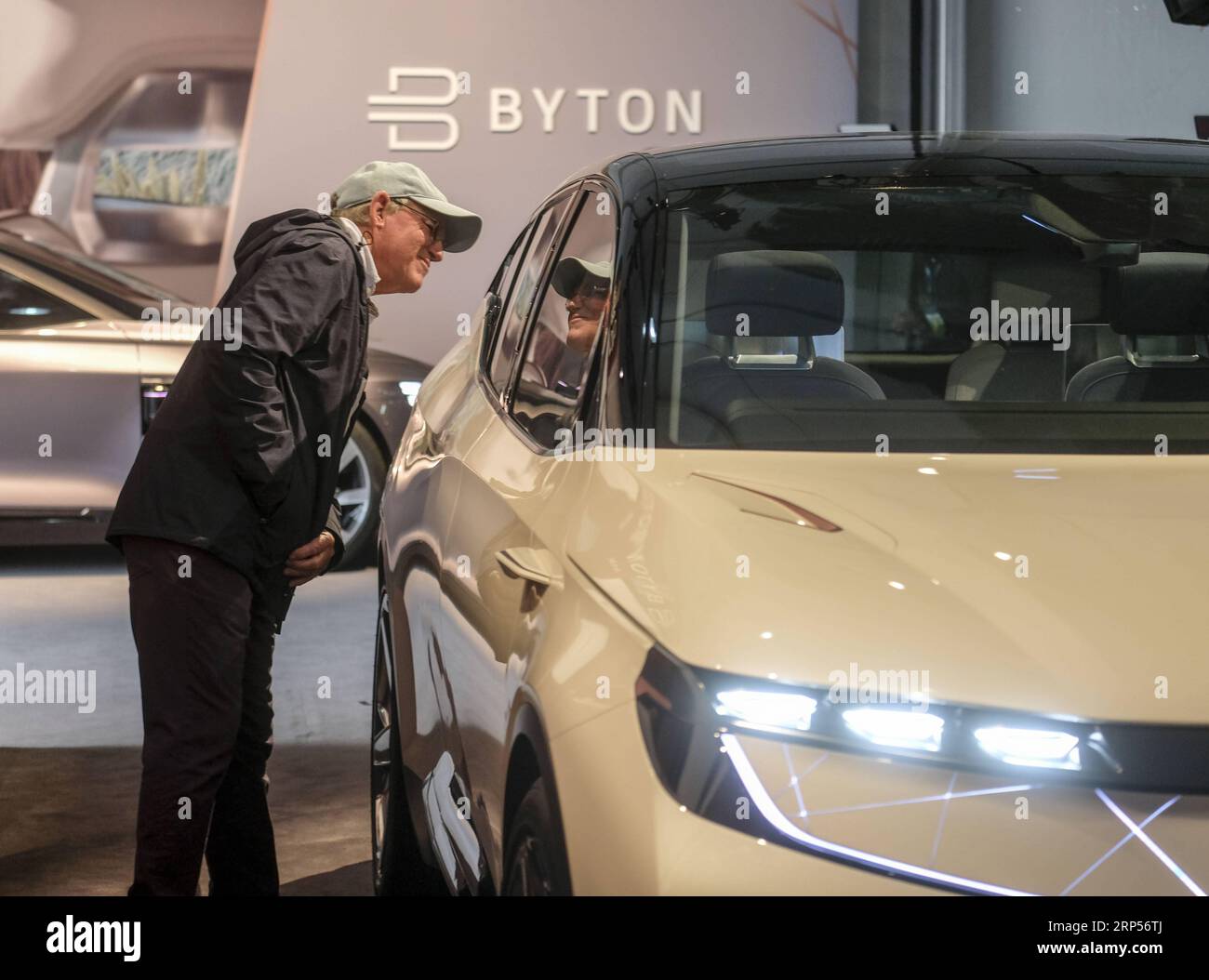 (181201) -- LOS ANGELES, 1 dicembre 2018 -- Un visitatore guarda la casa automobilistica cinese Byton S M-byte il giorno di apertura del Los Angeles (LA) Auto Show, a Los Angeles, negli Stati Uniti, 30 novembre 2018. Il Salone dell'automobile di LA del 2018 è iniziato con 1.000 veicoli esposti, opportunità di test drive, varie esperienze e apparizioni di celebrità. Lo spettacolo rimarrà aperto al pubblico fino al 9 dicembre. ) (lmm) U.S.-LOS ANGELES-LA AUTO SHOW ZhaoxHanrong PUBLICATIONxNOTxINxCHN Foto Stock