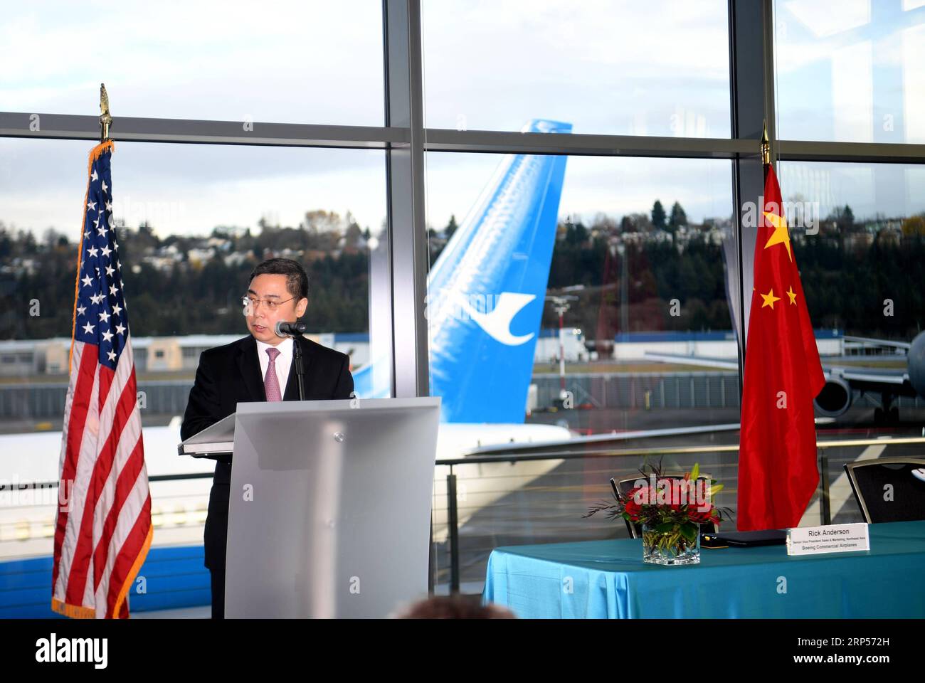 (181201) -- SEATTLE, 1 dicembre 2018 -- il ministro dell'ambasciata cinese negli Stati Uniti li Kexin tiene un discorso durante la cerimonia di consegna del 2.000esimo aereo Boeing in Cina a Seattle, negli Stati Uniti, il 30 novembre 2018. Il primo produttore di aeromobili statunitense Boeing Company venerdì ha consegnato il suo 2.000esimo aereo in Cina, che rappresenta una pietra miliare per il costruttore di aeromobili statunitense nel più grande mercato dell'aviazione commerciale del mondo. ) (Zxj) U.S.-SEATTLE-CHINA-BOEING AIRPLANE-2000TH WuxXiaoling PUBLICATIONxNOTxINxCHN Foto Stock