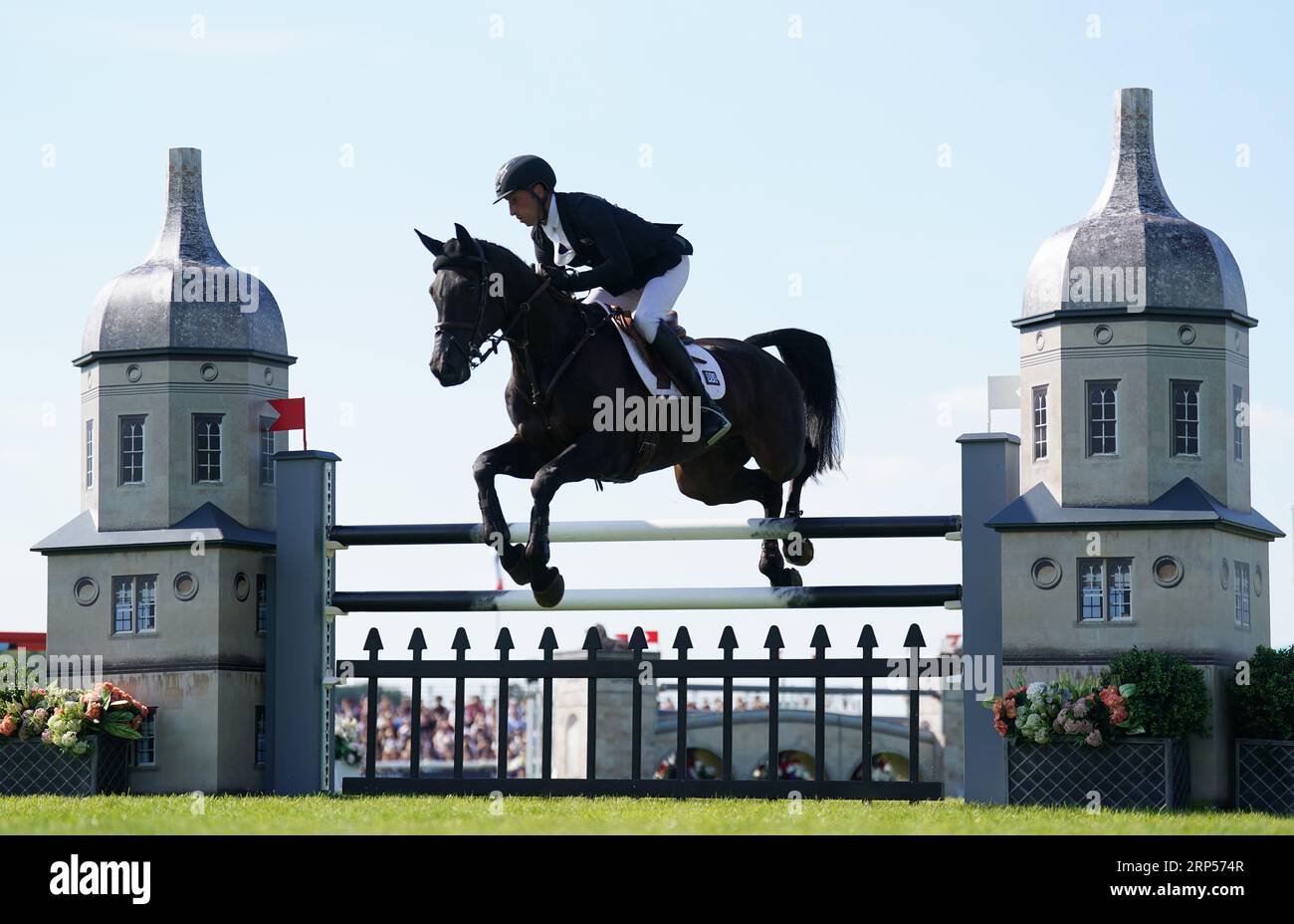 Tim Price in sella a vitali durante il quarto giorno dei Defender Burghley Horse Trials 2023 a Stamford, Lincolnshire. Data foto: Domenica 3 settembre 2023. Foto Stock