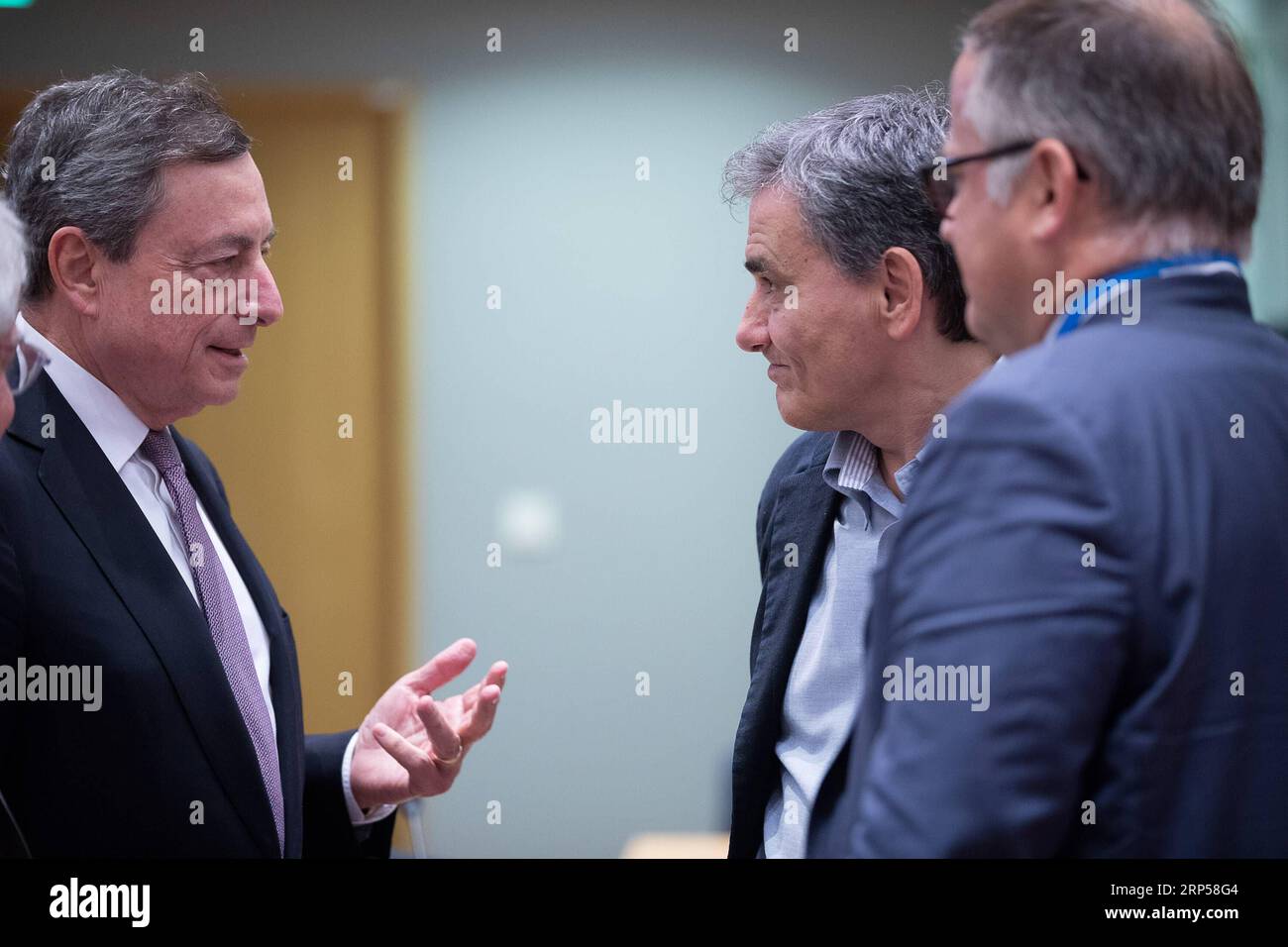 (181203) -- BRUXELLES, 3 dicembre 2018 -- il presidente della Banca centrale europea Mario Draghi (L) parla con il ministro greco delle finanze Euclid Tsakalotos (C) durante una riunione dei ministri delle finanze dell'Eurogruppo a Bruxelles, Belgio, 3 dicembre 2018. ) BELGIO-BRUXELLES-EUROGRUPPO-RIUNIONE DEI MINISTRI DELLE FINANZE THIERRYXMONASSE PUBLICATIONXNOTXINXCHN Foto Stock