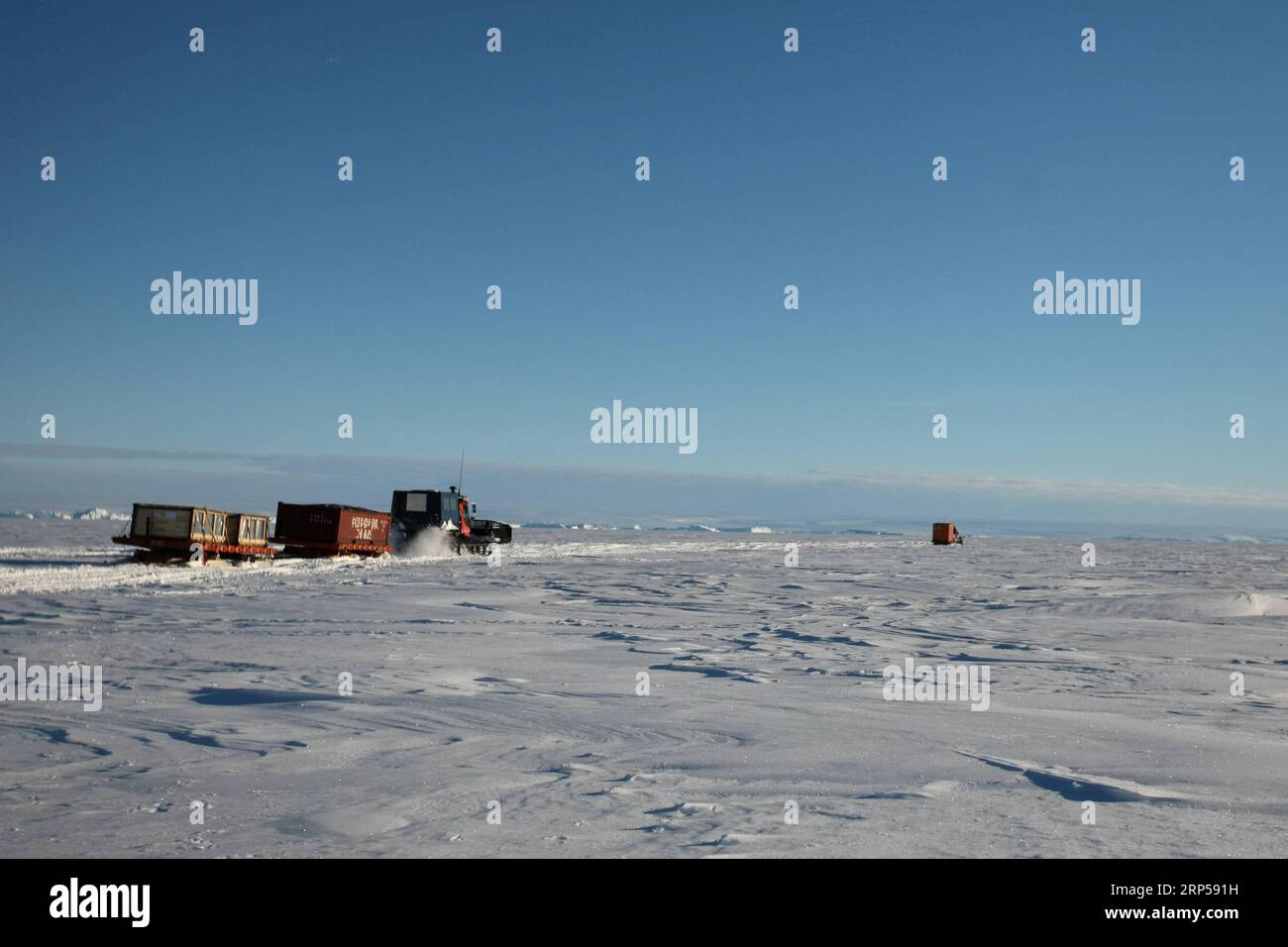 (181204) -- A BORDO DI XUELONG, 4 dicembre 2018 (Xinhua) -- motoslitte caricate di rifornimenti dirigono la stazione di Zhongshan in Antartide, 2 dicembre 2018. Il rompighiaccio di ricerca cinese Xuelong, noto anche come il Drago delle nevi, è ora a 44 chilometri dalla stazione di Zhongshan. Le operazioni di scarico sono state effettuate dopo la determinazione delle rotte. (Xinhua/Liu Shiping) (gxn) ANTARCTICA-XUELONG-ZHONGSHAN STATION-UNLOADING PUBLICATIONxNOTxINxCHN Foto Stock