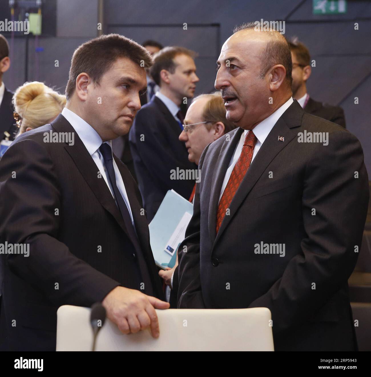 (181204) -- BRUXELLES, 4 dicembre 2018 -- il ministro degli Esteri turco Mevlut Cavusoglu (R) parla con il suo omologo ucraino Pavlo Klimkin durante la riunione dei ministri degli Esteri della NATO a Bruxelles, in Belgio, il 4 dicembre 2018. ) (yy) BELGIO-BRUXELLES-NATO-FM-RIUNIONE YexPingfan PUBLICATIONxNOTxINxCHN Foto Stock