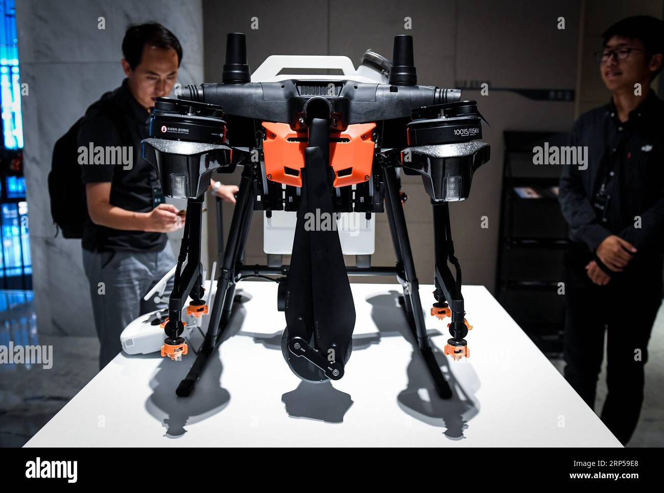 (181205) -- SHENZHEN, 5 dicembre 2018 -- la gente guarda al nuovo tipo di drone per l'assistenza agricola T16 rilasciato da Dji dopo una conferenza stampa a Shenzhen, nella provincia del Guangdong della Cina meridionale, 4 dicembre 2018. Il nuovo drone T16, con un radar di imaging DBF per tutte le condizioni atmosferiche in grado di monitorare l'ambiente dei terreni agricoli, può spruzzare pesticidi su un'area di 150 mu (circa 10 ettari) in un'ora, il 67% in più rispetto alla generazione precedente. ) (Zwx) CHINA-SHENZHEN-DJI-NEW DRONE (CN) MaoxSiqian PUBLICATIONxNOTxINxCHN Foto Stock