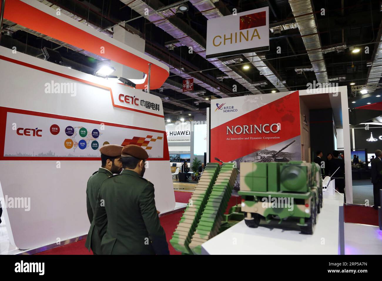 (181205) -- CAIRO, 5 dicembre 2018 -- foto scattata il 4 dicembre 2018 mostra il padiglione della China North Industries Corporation (NORINCO) all'Egypt Defence Expo (EDEX) 2018 al Cairo, in Egitto. I prodotti per la difesa cinesi hanno dimostrato una forte presenza nei loro padiglioni alla prima fiera di difesa triservizi in Egitto, EDEX 2018, tenutasi il 3-5 dicembre al Cairo International Convention and Exhibition Center. ) (lmm) EGYPT-CAIRO-DEFENSE-EXPO-EDEX 2018-CHINA-PRODUCT AhmedxGomaa PUBLICATIONxNOTxINxCHN Foto Stock