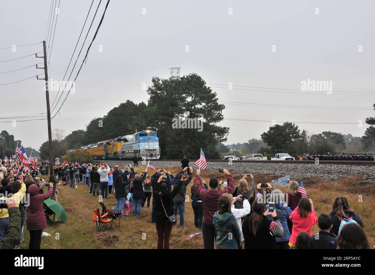 (181206) -- HOUSTON, 6 dicembre 2018 -- le persone si allineano lungo il percorso ferroviario per piangere il defunto ex presidente degli Stati Uniti George H.W. Bush a Houston, Texas, Stati Uniti, il 6 dicembre 2018. I resti di Bush sono stati portati in treno giovedì da Houston al luogo di sepoltura dietro la George H.W. Bush Presidential Library and Museum presso la Texas A&M University. George H.W. Bush, il 41° presidente degli Stati Uniti, è morto il 30 novembre all'età di 94 anni. ) U.S.-HOUSTON-GEORGE H.W. BUSH-TRAIN-BURIAL LIUXLIWEI PUBLICATIONXNOTXINXCHN Foto Stock