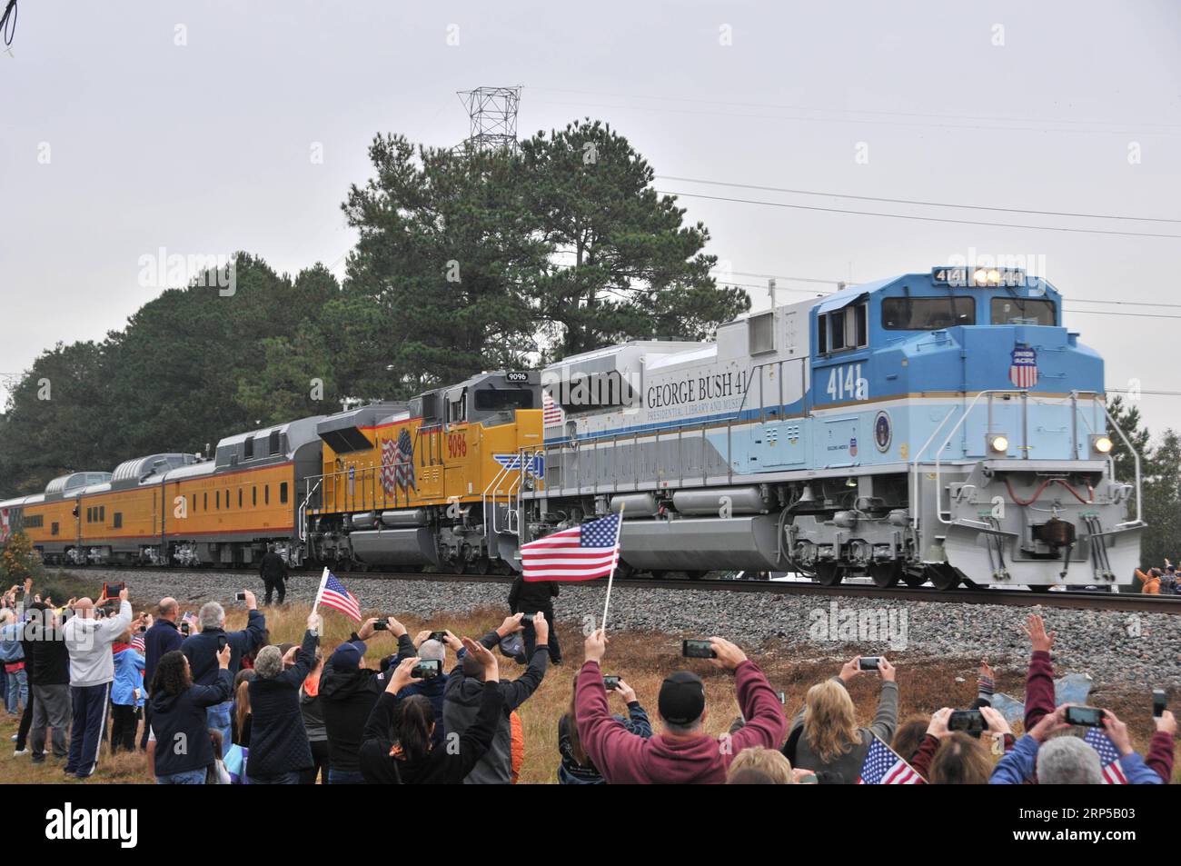 (181206) -- HOUSTON, 6 dicembre 2018 -- le persone si allineano lungo il percorso ferroviario per piangere il defunto ex presidente degli Stati Uniti George H.W. Bush a Houston, Texas, Stati Uniti, il 6 dicembre 2018. I resti di Bush sono stati portati in treno giovedì da Houston al luogo di sepoltura dietro la George H.W. Bush Presidential Library and Museum presso la Texas A&M University. George H.W. Bush, il 41° presidente degli Stati Uniti, è morto il 30 novembre all'età di 94 anni. ) U.S.-HOUSTON-GEORGE H.W. BUSH-TRAIN-BURIAL LIUXLIWEI PUBLICATIONXNOTXINXCHN Foto Stock