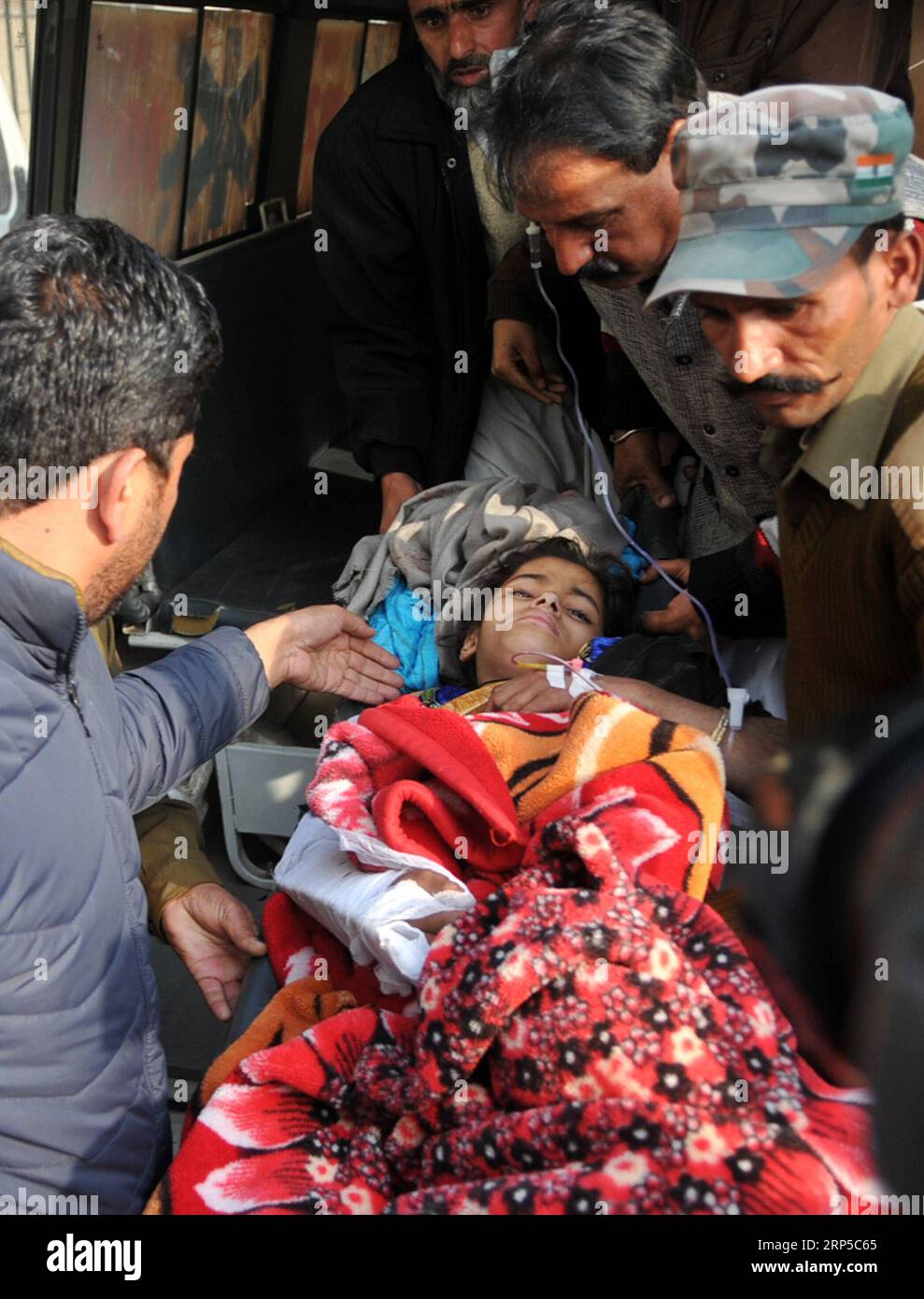 (181208) -- SRINAGAR, 8 dicembre 2018 (Xinhua) -- le persone trasferiscono una ragazza ferita all'ospedale dopo un incidente avvenuto a Plera, Mandi Tehsil, nel distretto di Poonch, circa 210 km a sud della città di Srinagar, la capitale estiva del Kashmir controllato dagli indiani, 8 dicembre 2018. Almeno 11 persone sono rimaste uccise e 19 altre ferite sabato dopo che un autobus che le trasportava ha scivolato da una strada di montagna e caduto in una gola nel Kashmir controllato dagli indiani. (Xinhua/Stringer)(mp) INCIDENTE STRADALE DEL KASHMIR PUBLICATIONxNOTxINxCHN Foto Stock