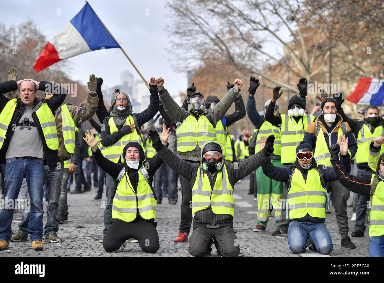 (181208) -- PARIGI, 8 dicembre 2018 -- i manifestanti gilet gialli gridano slogan vicino all'Arco di Trionfo a Parigi, in Francia, l'8 dicembre 2018. La polizia antisommossa ha sparato gas lacrimogeni e cannoni ad acqua ai manifestanti Yellow Vests che marciano a Parigi sabato nel quarto week-end, nonostante la serie di concessioni del presidente Emmanuel Macron. ) (yy) FRANCIA-PARIGI- GILET GIALLI -PROTESTA ChenxYichen PUBLICATIONxNOTxINxCHN Foto Stock