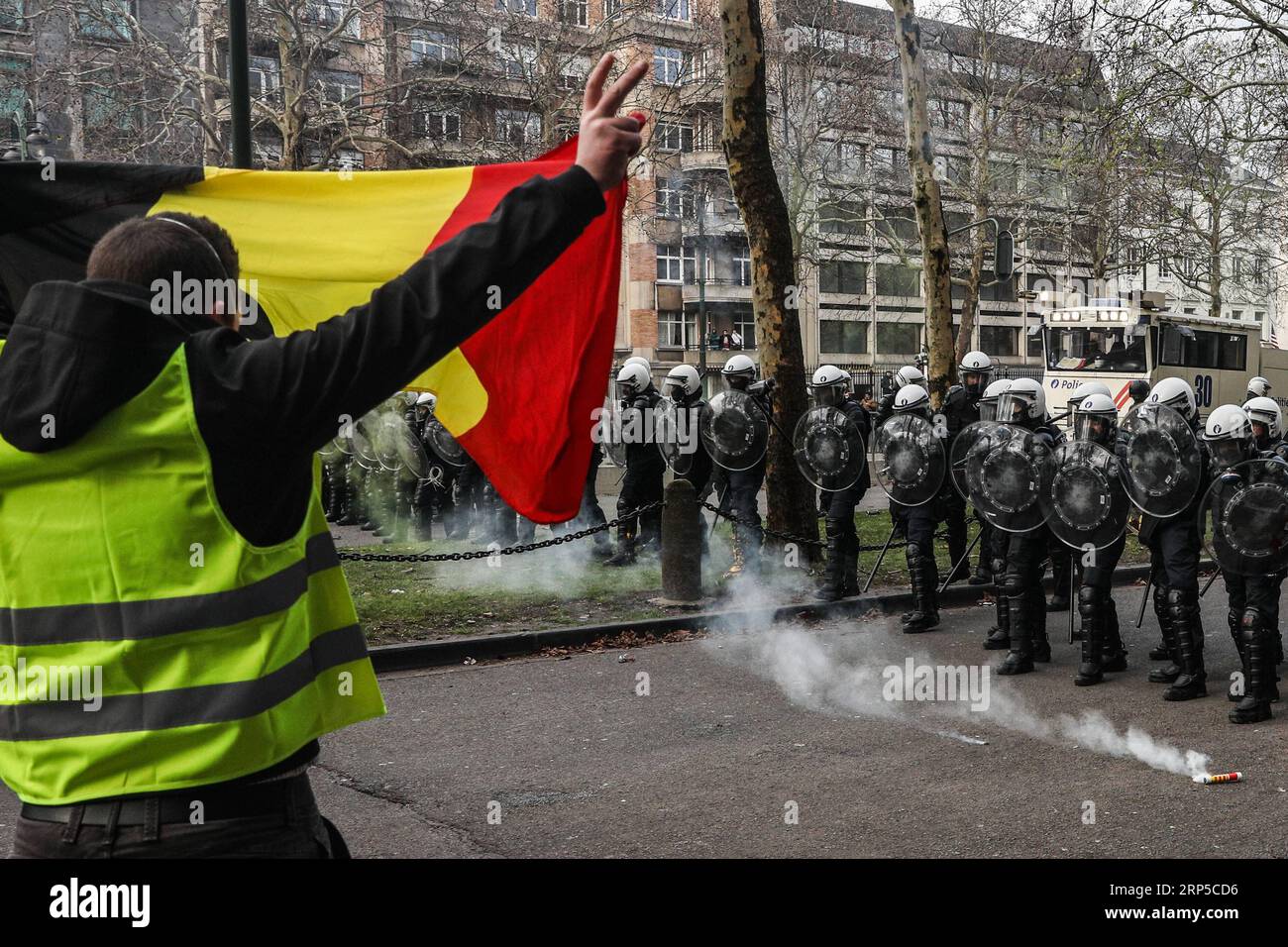 (181208) -- BRUXELLES, 8 dicembre 2018 -- le forze di polizia stanno assistendo alla manifestazione dei gilet gialli a Bruxelles, capitale del Belgio, 8 dicembre 2018. ) BELGIO-BRUXELLES-GILET GIALLO-PROTESTA ZhengxHuansong PUBLICATIONxNOTxINxCHN Foto Stock