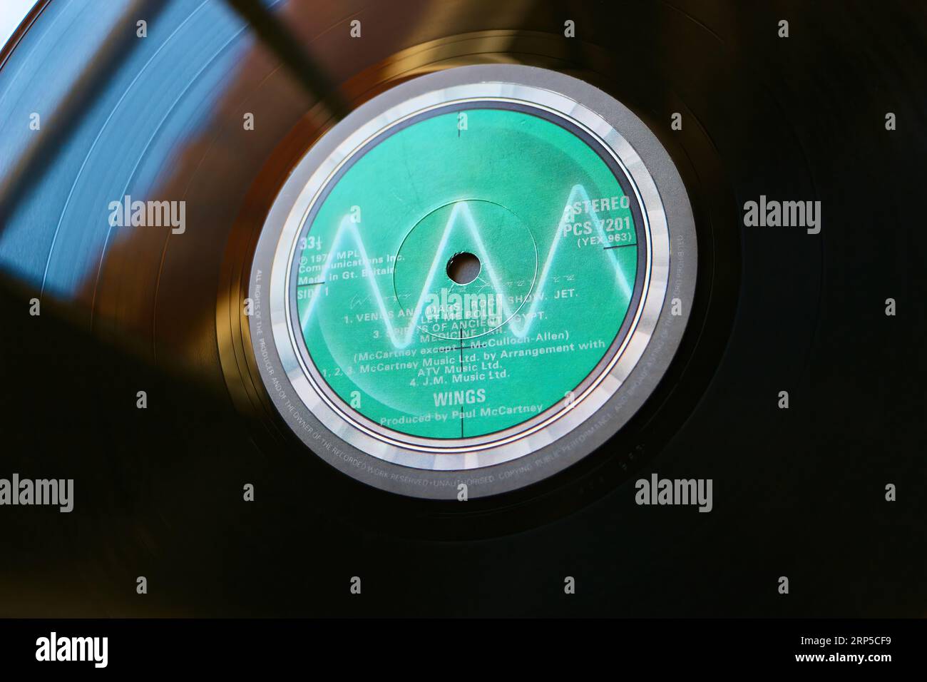 Foto ravvicinata di un'etichetta centrale su una tiratura originale del 1976 di un LP in vinile a lunga riproduzione Wings Over America album live di Paul McCartney e Wings Foto Stock