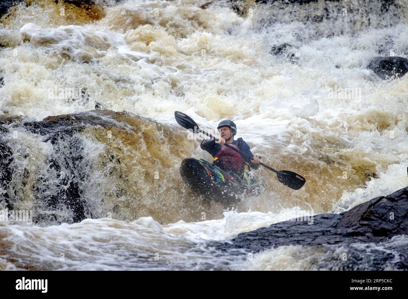 Un concorrente che prende le rapide sul fiume Raquette fuori Colton, New York, come parte della Whitewater Monarch of New York Race Series Foto Stock
