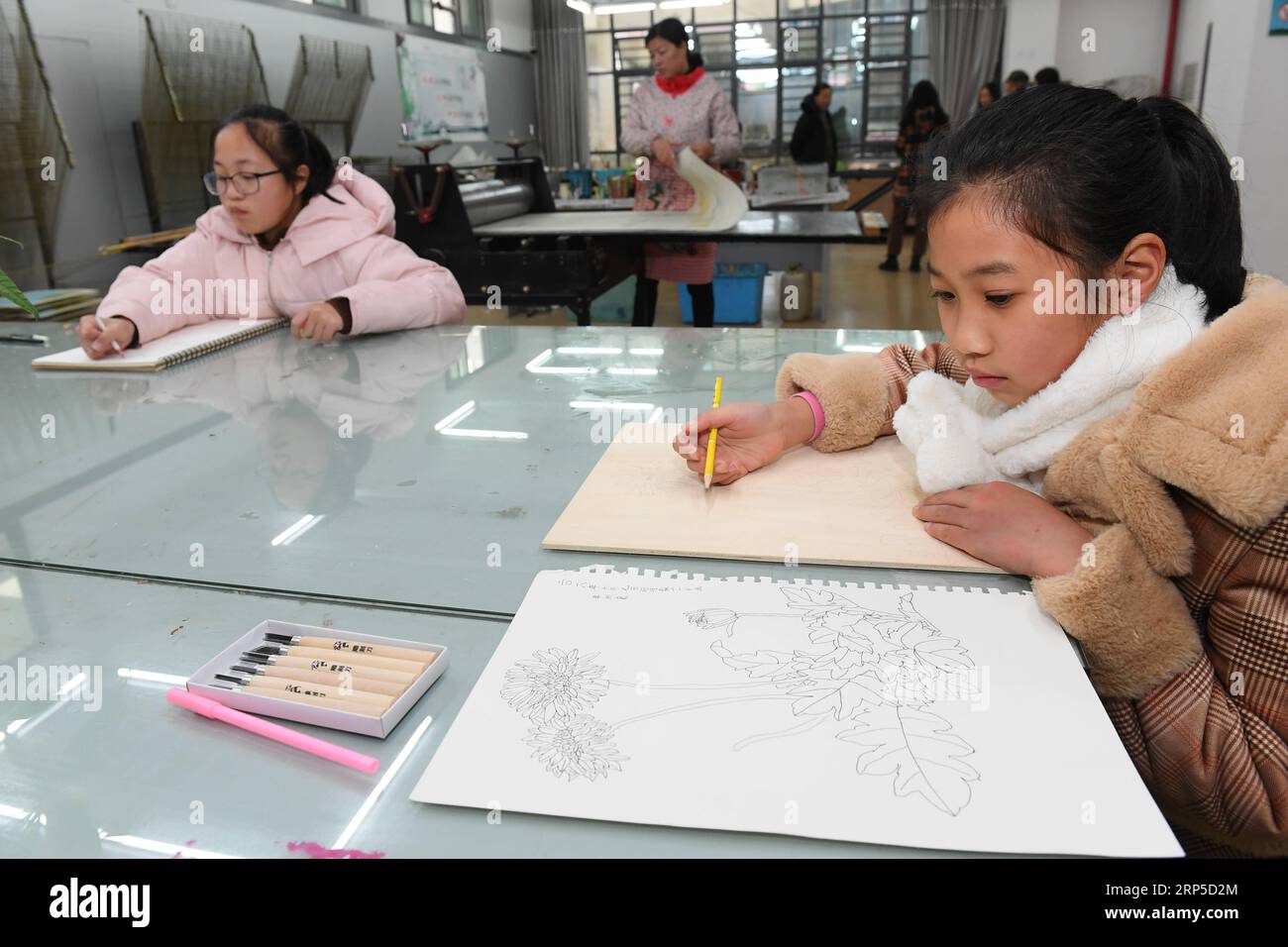 (181209) -- SONGXI, 9 dicembre 2018 (Xinhua) -- gli studenti imparano a fare stampe in legno nella contea di Songxi, nella provincia del Fujian della Cina sudorientale, 9 dicembre 2018. Gli artisti popolari locali della stampa in legno hanno dedicato la promozione della forma d'arte tradizionale negli ultimi anni. (Xinhua/Zhang Guojun)(mp) CHINA-FUJIAN-SONGXI-WOOD PRINT (CN) PUBLICATIONxNOTxINxCHN Foto Stock
