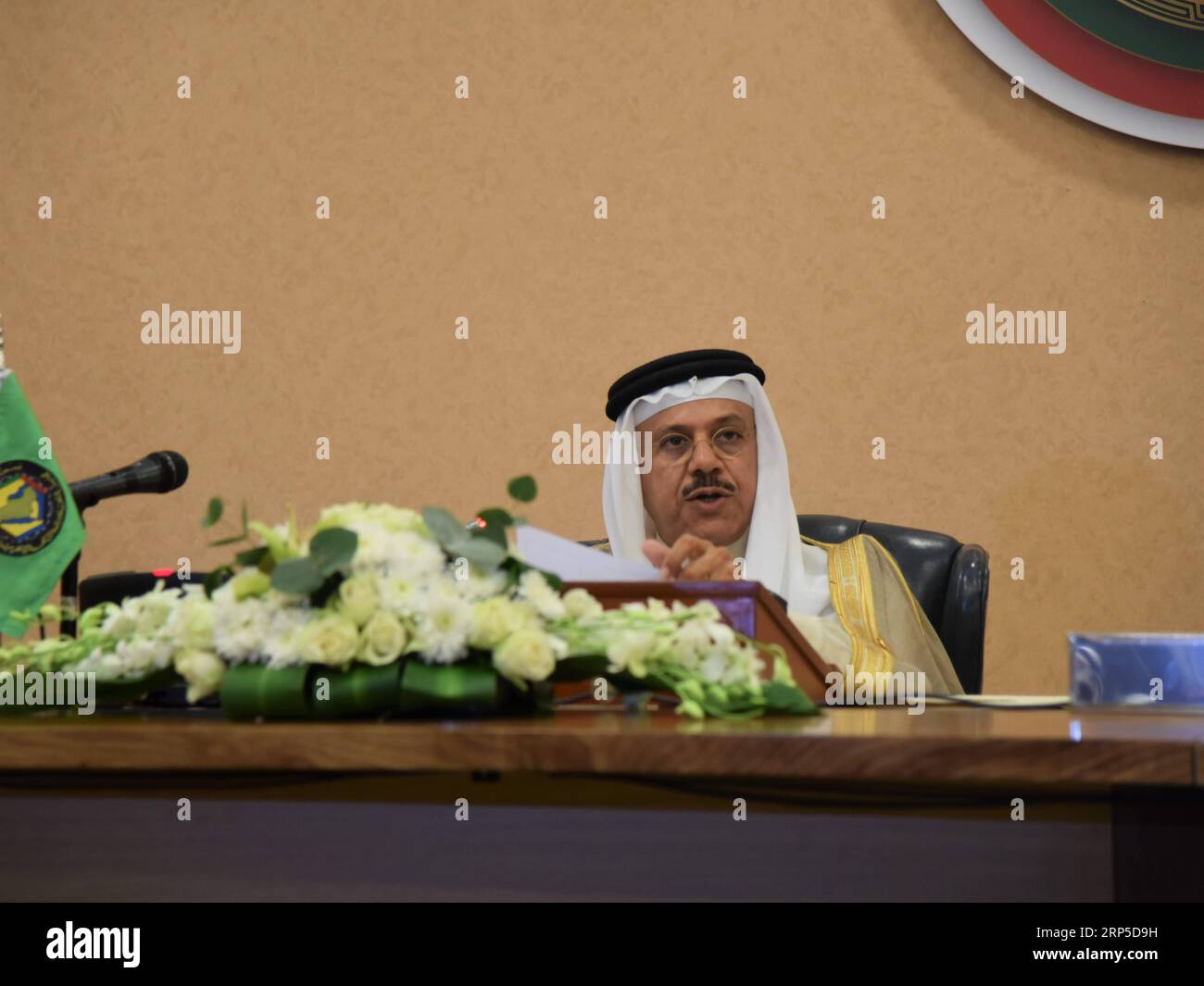 (181209) -- RIYADH, 9 dicembre 2018 -- il Segretario generale del Consiglio di cooperazione del Golfo (GCC) Abdul Latif bin Rashid al Zayani parla a una conferenza stampa a Riyadh, Arabia Saudita, il 9 dicembre 2018. Il ministro degli Esteri saudita Adel al-Jubeir ha affermato domenica che l'azione contro il Qatar mira a cambiare la sua politica, ha riferito al Arabiya TV. Al-Jubeir ha tenuto una conferenza stampa dopo la fine del 39° vertice del Consiglio di cooperazione del Golfo (CCG) a Riad. ) VERTICE ARABIA SAUDITA-RIYADH-GCC-CONFERENZA STAMPA TUXYIFAN PUBLICATIONXNOTXINXCHN Foto Stock