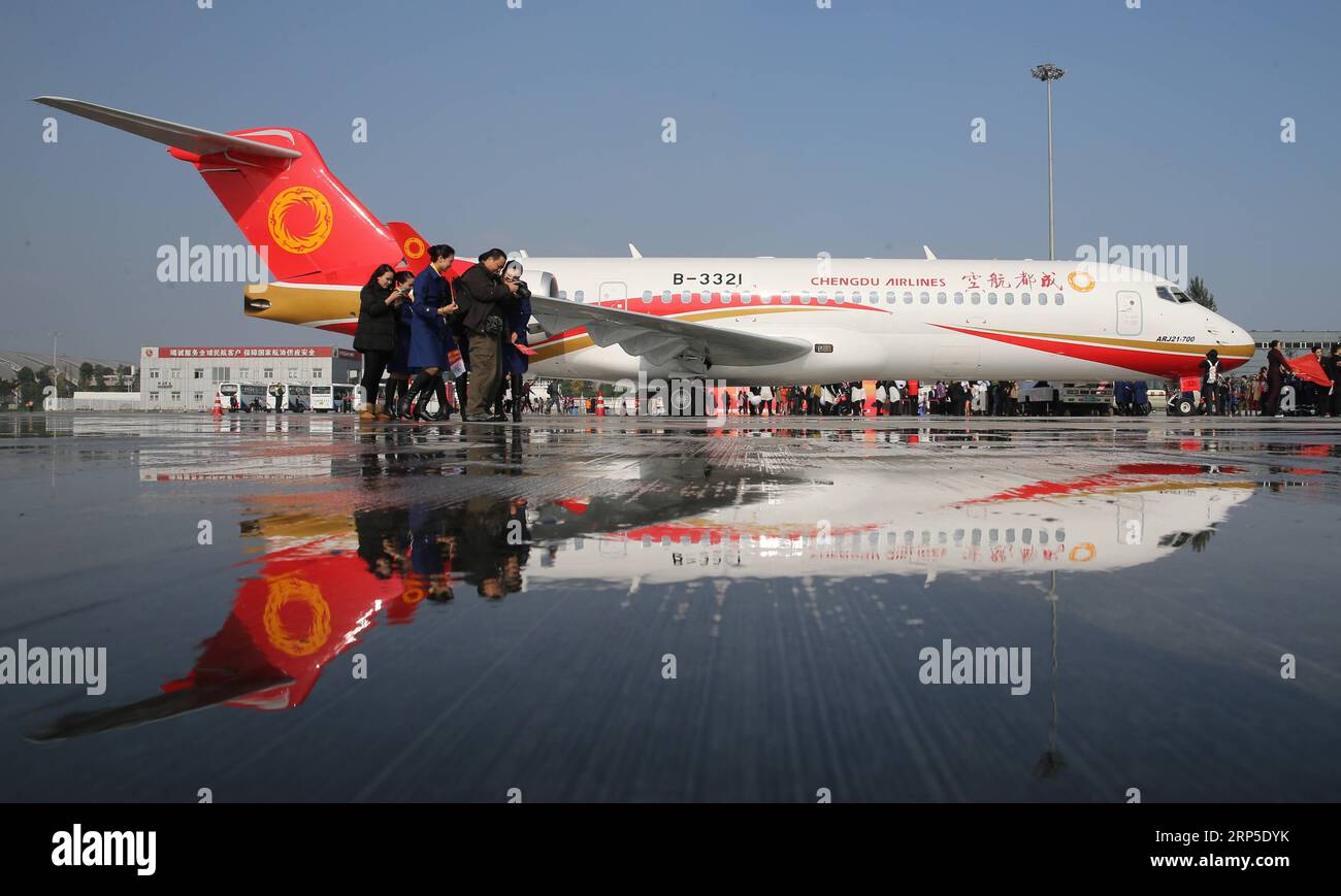 (181211) -- PECHINO, 11 dicembre 2018 -- l'ARJ21, il primo aereo regionale commerciale della Cina, è parcheggiato presso l'aeroporto internazionale di Shuangliu a Chengdu, capitale della provincia del Sichuan della Cina sud-occidentale, 29 novembre 2015. Lunedì scorso, l'Amministrazione dell'aviazione civile cinese ha pubblicato un piano d'azione volto a rendere l'industria dell'aviazione civile cinese una delle migliori al mondo entro il 2050. Secondo il piano, dal 2021 al 2035, la Cina rafforzerà in modo globale la forza della sua industria dell'aviazione civile non solo per assumere un ruolo guida nel trasporto aereo, ma anche per avere le compagnie aeree più competitive del mondo e Foto Stock