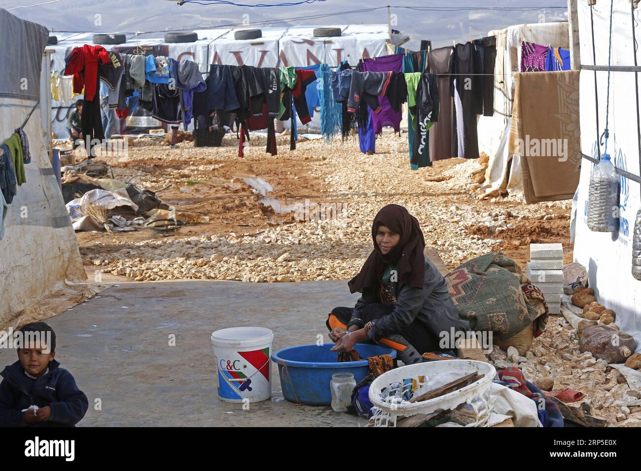 (181210) -- BAALBEK (LIBANO), 10 dicembre 2018 -- Una donna siriana lava i vestiti in un campo profughi vicino alla città di Baalbek, nella valle orientale della Bekaa in Libano, 10 dicembre 2018. I rifugiati siriani nel campo sopporteranno un altro inverno qui. ) LEBANON-BAALBEK-CAMPO PROFUGHI-LIFE BilalxJawich PUBLICATIONxNOTxINxCHN Foto Stock