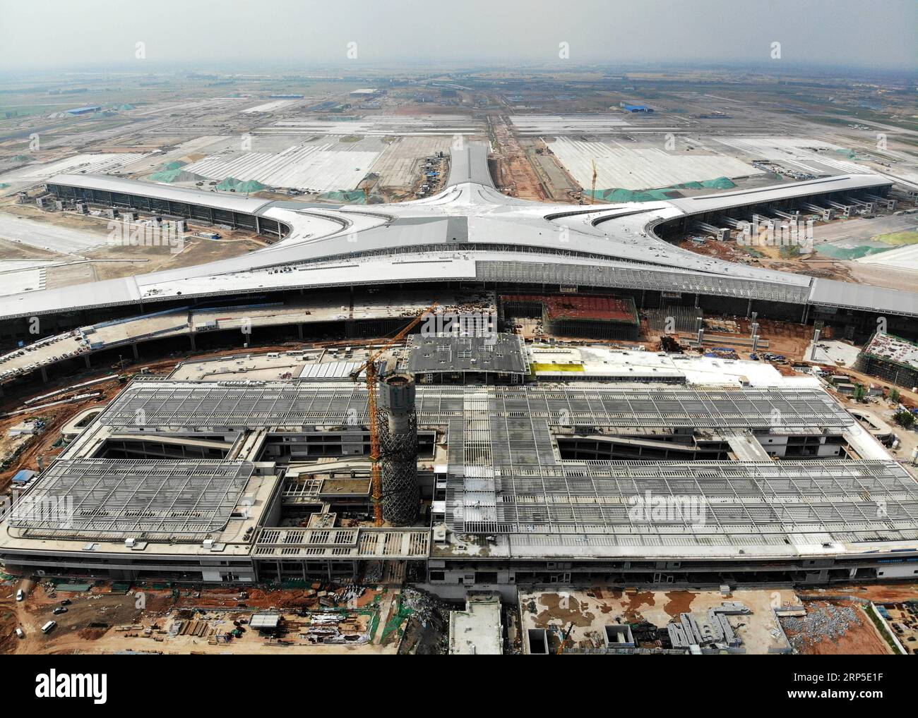 (181211) -- PECHINO, 11 dicembre 2018 -- foto scattata il 15 giugno 2018 mostra l'aeroporto internazionale di Qingdao Jiaodong in costruzione a Qingdao, nella provincia dello Shandong della Cina orientale. Lunedì scorso, l'Amministrazione dell'aviazione civile cinese ha pubblicato un piano d'azione volto a rendere l'industria dell'aviazione civile cinese una delle migliori al mondo entro il 2050. Nell'ambito del piano, dal 2021 al 2035, la Cina rafforzerà in modo globale la forza della sua industria dell'aviazione civile, non solo assumendo il ruolo di leader nel trasporto aereo, ma anche di avere le compagnie aeree e i centri aerei più competitivi al mondo, servizi aerei avanzati Foto Stock