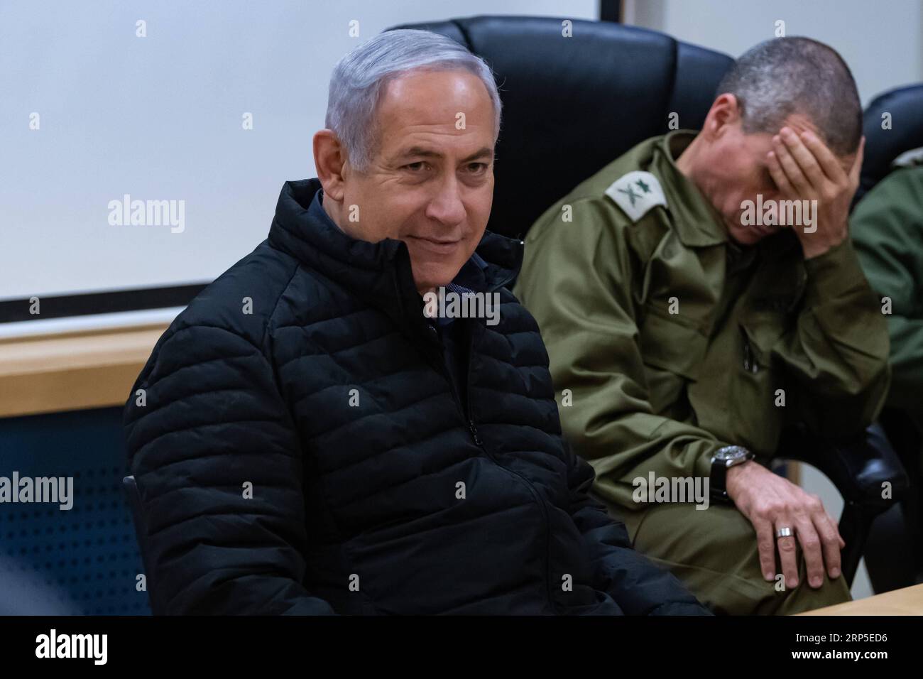(181211) -- SAFED (ISRAELE), 11 dicembre 2018 -- il primo ministro israeliano Benjamin Netanyahu (L) è visto durante una visita alla base di comando settentrionale nella città israeliana settentrionale di Safed, l'11 dicembre 2018. Martedì Benjamin Netanyahu ha avvertito che la milizia libanese di Hezbollah subirà colpi inimmaginabili se resisterà alla recente operazione israeliana di distruggere i tunnel transfrontalieri. JINI/) ISRAEL-SAFED-PM-NORTHERN BORDER-VISIT AYALXMARGOLIN PUBLICATIONXNOTXINXCHN Foto Stock