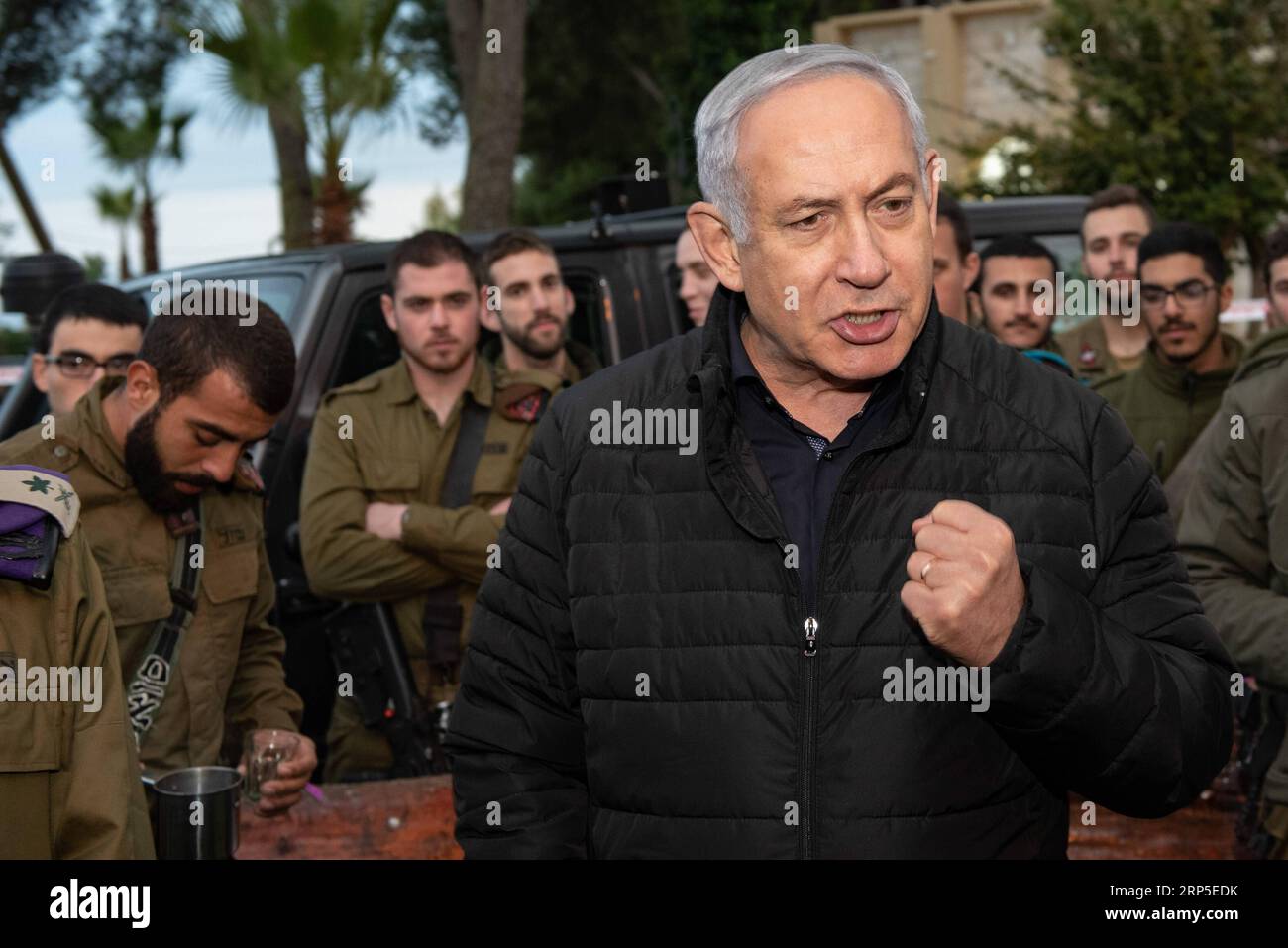 (181211) -- SAFED (ISRAELE), 11 dicembre 2018 -- il primo ministro israeliano Benjamin Netanyahu (fronte) parla durante una visita alla base di comando settentrionale nella città israeliana settentrionale di Safed, l'11 dicembre 2018. Martedì Benjamin Netanyahu ha avvertito che la milizia libanese di Hezbollah subirà colpi inimmaginabili se resisterà alla recente operazione israeliana di distruggere i tunnel transfrontalieri. JINI/) ISRAEL-SAFED-PM-NORTHERN BORDER-VISIT AYALXMARGOLIN PUBLICATIONXNOTXINXCHN Foto Stock