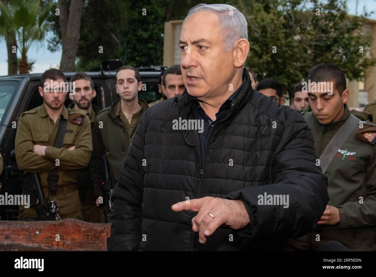 (181211) -- SAFED (ISRAELE), 11 dicembre 2018 -- il primo ministro israeliano Benjamin Netanyahu (fronte) parla durante una visita alla base di comando settentrionale nella città israeliana settentrionale di Safed, l'11 dicembre 2018. Martedì Benjamin Netanyahu ha avvertito che la milizia libanese di Hezbollah subirà colpi inimmaginabili se resisterà alla recente operazione israeliana di distruggere i tunnel transfrontalieri. JINI/) ISRAEL-SAFED-PM-NORTHERN BORDER-VISIT AYALXMARGOLIN PUBLICATIONXNOTXINXCHN Foto Stock