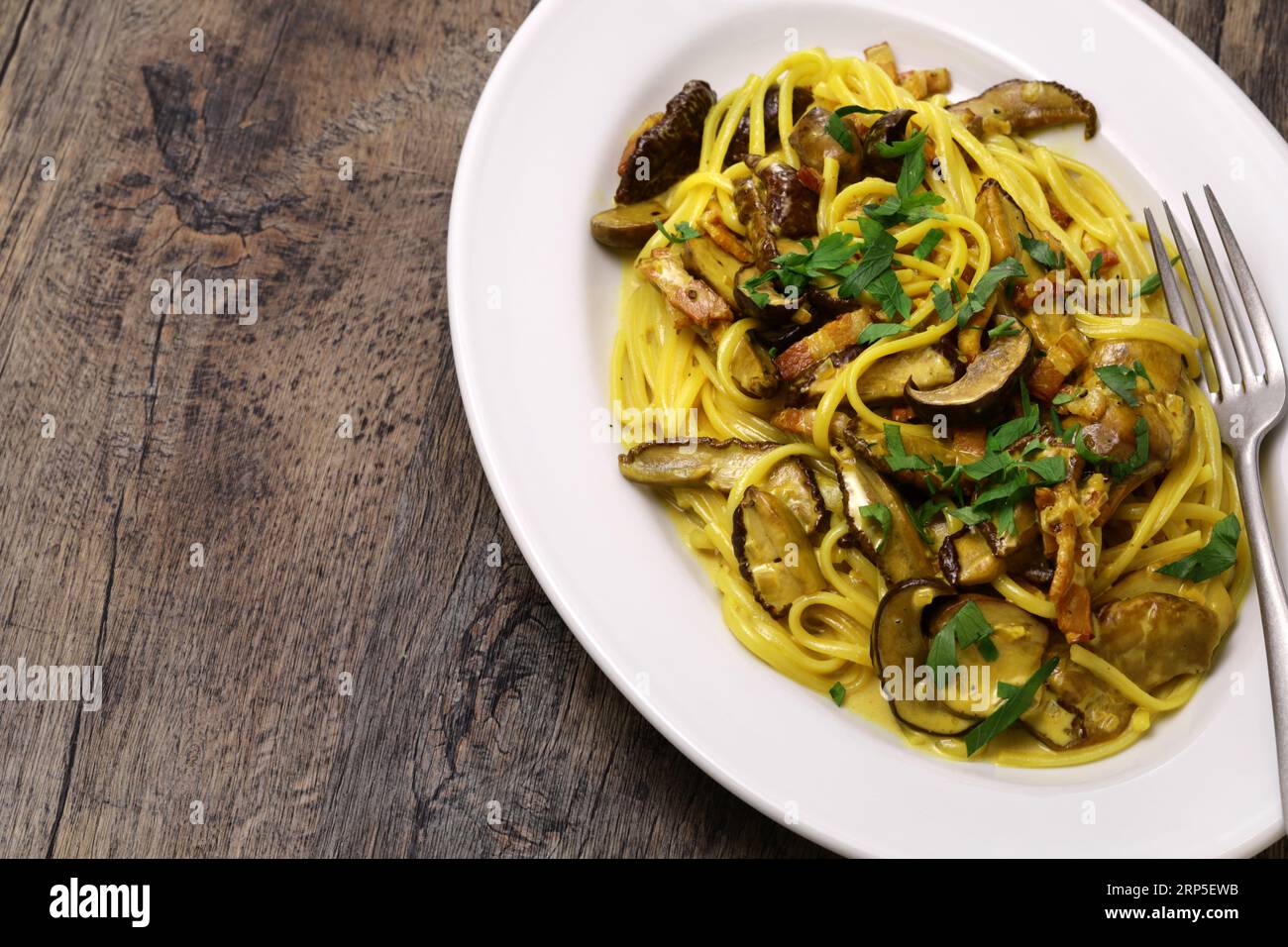 Piatto di funghi selvatici, pasta di funghi Akayamadori (porcini giapponesi) Foto Stock