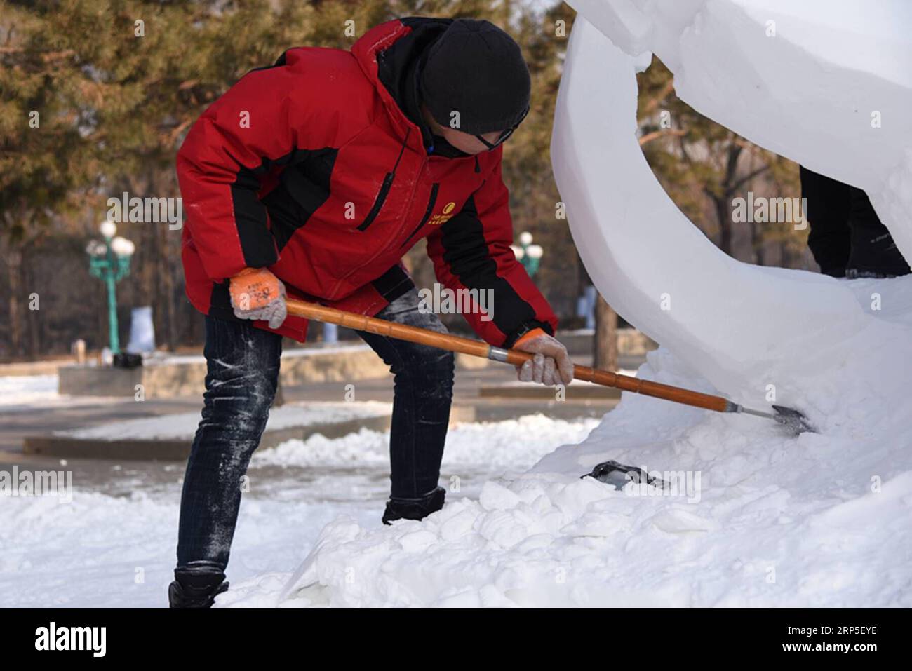 (181212) -- HARBIN, 12 dicembre 2018 -- Un concorrente scolpisce una scultura di neve durante il 6° Concorso universitario di Scultura della neve della provincia di Heilongjiang al Sun Island International Snow Sculpture Art Expo Park di Harbin, capitale della provincia di Heilongjiang nella Cina nordorientale, 12 dicembre 2018. Il 6° Concorso universitario di Scultura della neve della provincia di Heilongjiang è iniziato lunedì con 35 squadre che hanno preso parte al gioco. )(Ly) CHINA-HARBIN-SNOW SCULPTURE (CN) CaoxJiyang PUBLICATIONxNOTxINxCHN Foto Stock