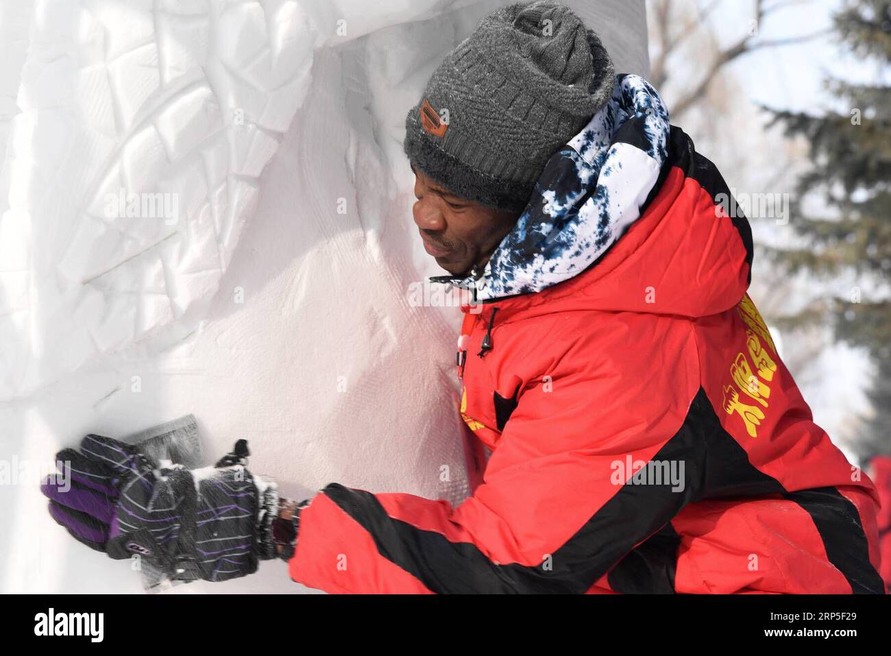 (181212) -- HARBIN, 12 dicembre 2018 -- Un concorrente scolpisce una scultura di neve durante il 6° Concorso universitario di Scultura della neve della provincia di Heilongjiang al Sun Island International Snow Sculpture Art Expo Park di Harbin, capitale della provincia di Heilongjiang nella Cina nordorientale, 12 dicembre 2018. Il 6° Concorso universitario di Scultura della neve della provincia di Heilongjiang è iniziato lunedì con 35 squadre che hanno preso parte al gioco. )(Ly) CHINA-HARBIN-SNOW SCULPTURE (CN) CaoxJiyang PUBLICATIONxNOTxINxCHN Foto Stock