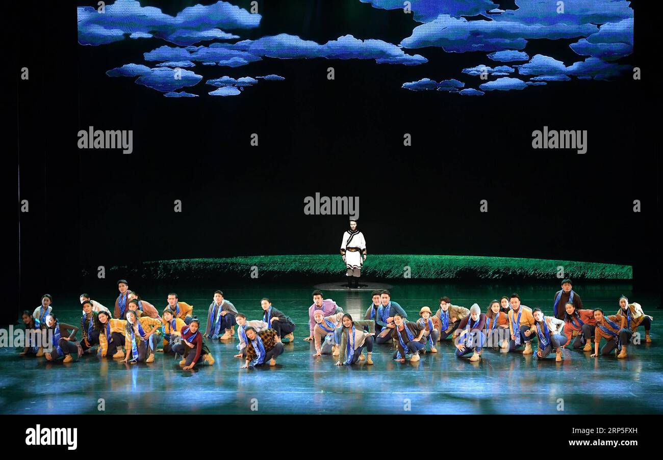 (181213) -- PECHINO, 13 dicembre 2018 -- gli artisti eseguono danza popolare a Pechino, capitale della Cina, 12 dicembre 2018. I ballerini del China Ethnic Song and Dance Ensemble, Beijing Dance Academy, Inner Mongolia Bureau of National Art Troupes, ecc., hanno presentato uno spettacolo di danza popolare con il tema del gruppo etnico mongolo a Pechino mercoledì. )(Ly) CINA-PECHINO-DANZA-GRUPPO ETNICO MONGOLO (CN) Lixhe PUBLICATIONxNOTxINxCHN Foto Stock