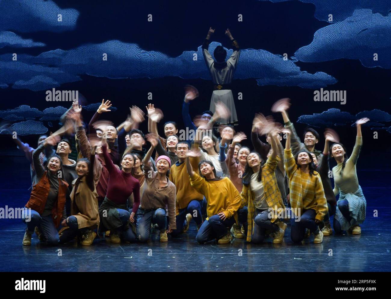 (181213) -- PECHINO, 13 dicembre 2018 -- gli artisti eseguono danza popolare a Pechino, capitale della Cina, 12 dicembre 2018. I ballerini del China Ethnic Song and Dance Ensemble, Beijing Dance Academy, Inner Mongolia Bureau of National Art Troupes, ecc., hanno presentato uno spettacolo di danza popolare con il tema del gruppo etnico mongolo a Pechino mercoledì. )(Ly) CINA-PECHINO-DANZA-GRUPPO ETNICO MONGOLO (CN) Lixhe PUBLICATIONxNOTxINxCHN Foto Stock