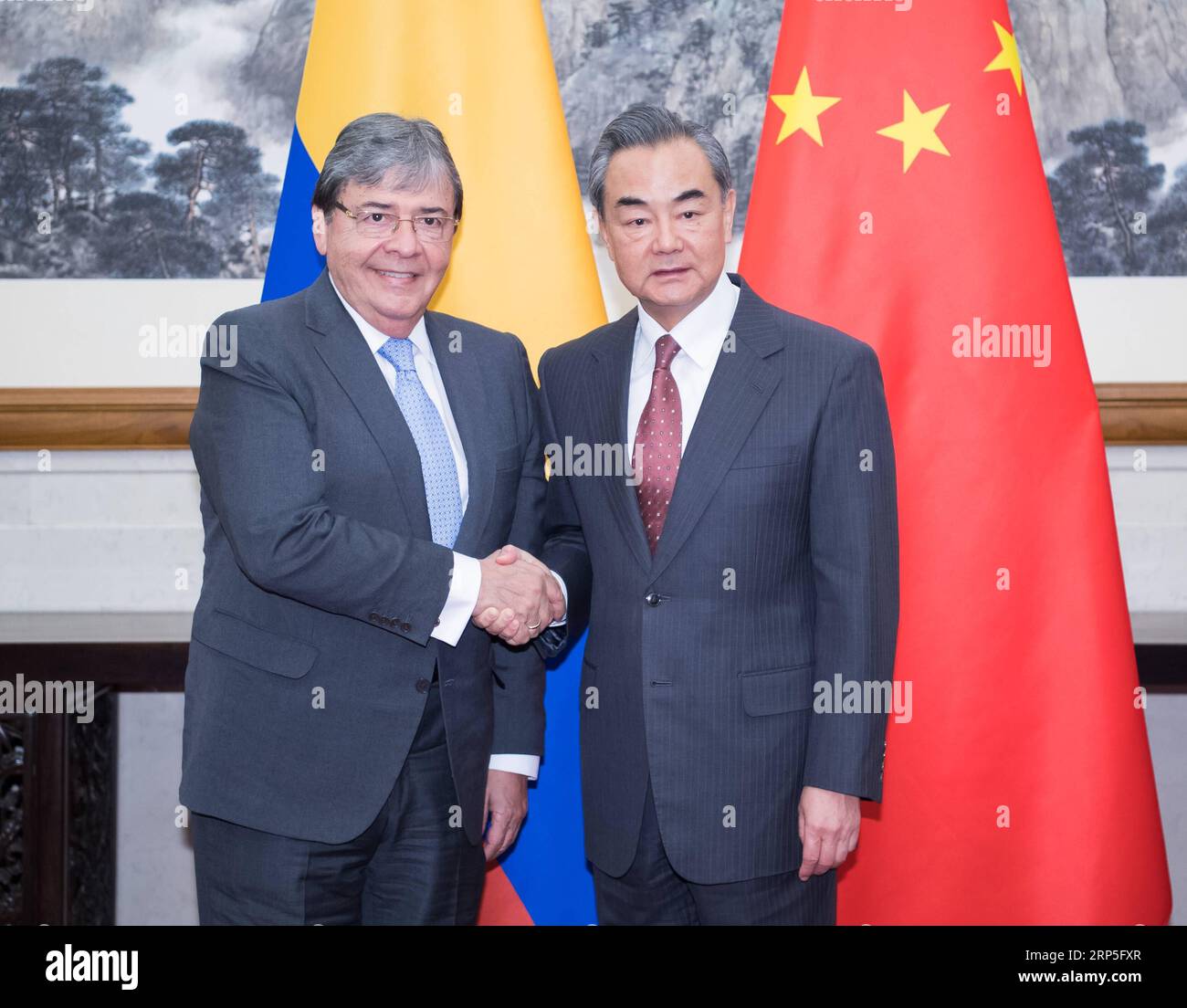 (181213) -- PECHINO, 13 dicembre 2018 -- il consigliere di Stato cinese e ministro degli Esteri Wang Yi (R) e il ministro degli Esteri colombiano Carlos Holmes Trujillo tengono la nona consultazione politica tra i dipartimenti degli affari esteri dei due paesi a Pechino, capitale della Cina, 13 dicembre 2018. ) (LMM) CHINA-BEIJING-WANG YI-COLOMBIA-FM-CONSULTAZIONE POLITICA (CN) ZHAIXJIANLAN PUBLICATIONXNOTXINXCHN Foto Stock