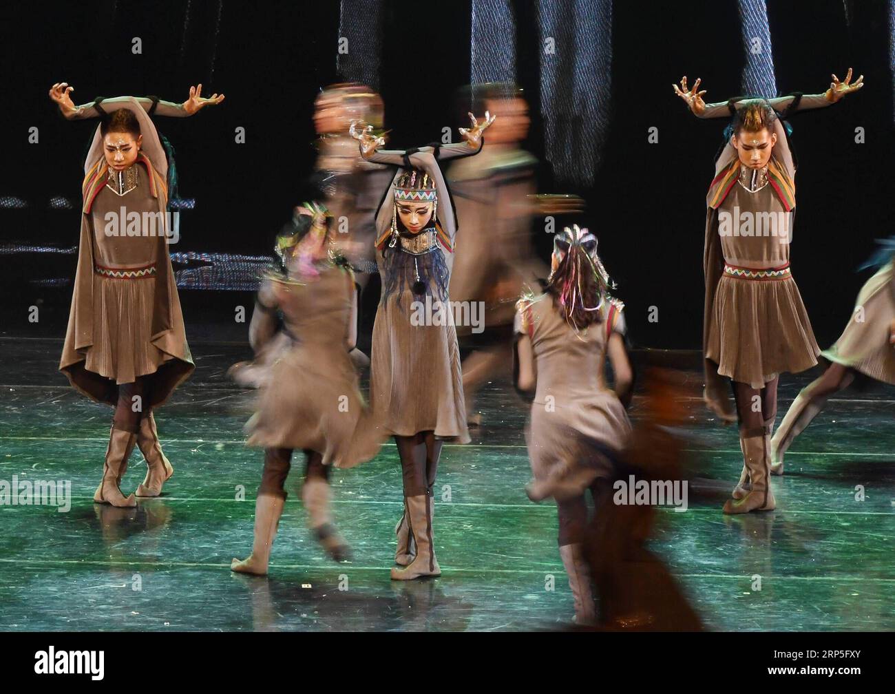 (181213) -- PECHINO, 13 dicembre 2018 -- gli artisti eseguono danza popolare a Pechino, capitale della Cina, 12 dicembre 2018. I ballerini del China Ethnic Song and Dance Ensemble, Beijing Dance Academy, Inner Mongolia Bureau of National Art Troupes, ecc., hanno presentato uno spettacolo di danza popolare con il tema del gruppo etnico mongolo a Pechino mercoledì. )(Ly) CINA-PECHINO-DANZA-GRUPPO ETNICO MONGOLO (CN) Lixhe PUBLICATIONxNOTxINxCHN Foto Stock