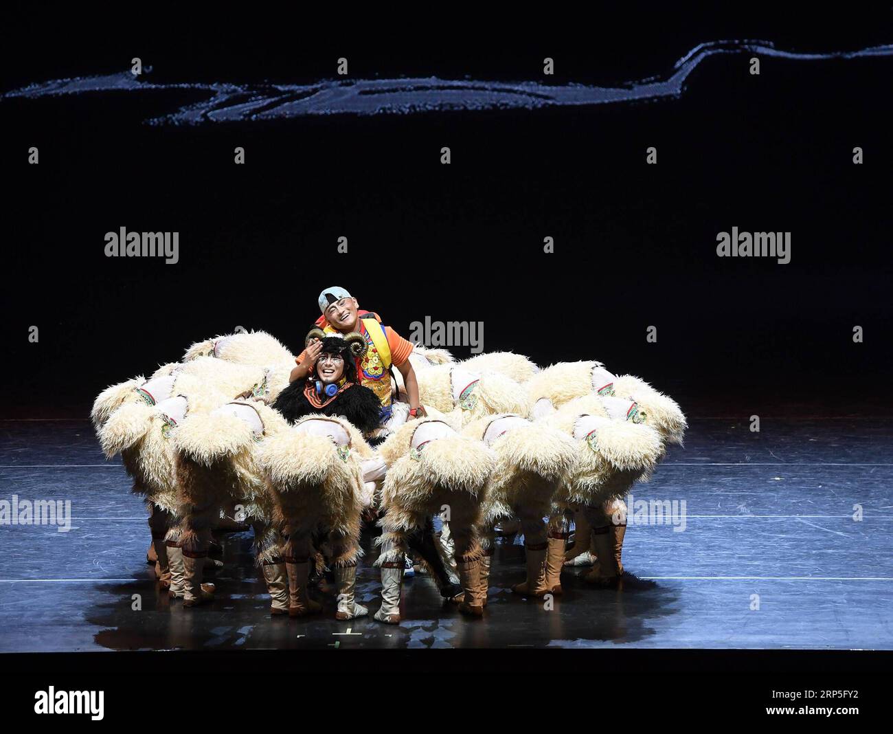 (181213) -- PECHINO, 13 dicembre 2018 -- gli artisti eseguono danza popolare a Pechino, capitale della Cina, 12 dicembre 2018. I ballerini del China Ethnic Song and Dance Ensemble, Beijing Dance Academy, Inner Mongolia Bureau of National Art Troupes, ecc., hanno presentato uno spettacolo di danza popolare con il tema del gruppo etnico mongolo a Pechino mercoledì. )(Ly) CINA-PECHINO-DANZA-GRUPPO ETNICO MONGOLO (CN) Lixhe PUBLICATIONxNOTxINxCHN Foto Stock