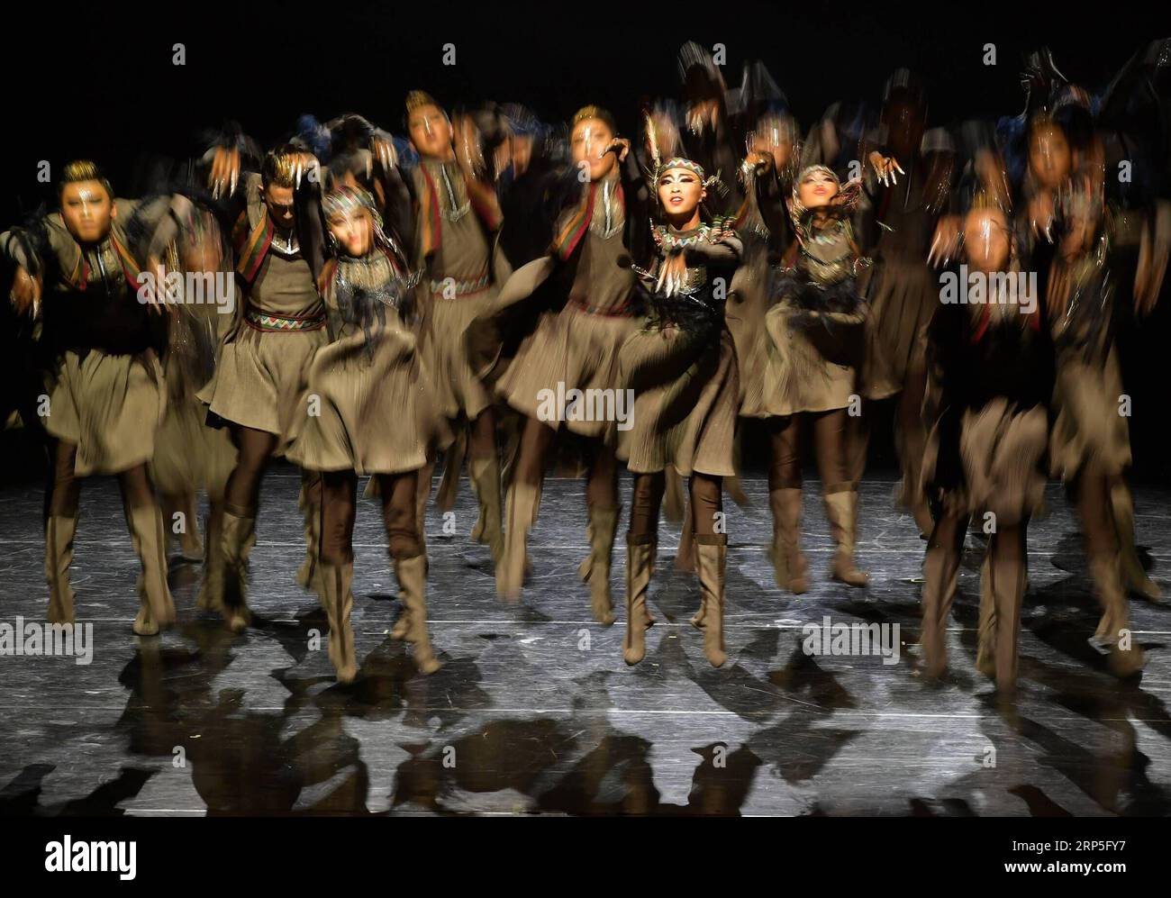 (181213) -- PECHINO, 13 dicembre 2018 -- gli artisti eseguono danza popolare a Pechino, capitale della Cina, 12 dicembre 2018. I ballerini del China Ethnic Song and Dance Ensemble, Beijing Dance Academy, Inner Mongolia Bureau of National Art Troupes, ecc., hanno presentato uno spettacolo di danza popolare con il tema del gruppo etnico mongolo a Pechino mercoledì. )(Ly) CINA-PECHINO-DANZA-GRUPPO ETNICO MONGOLO (CN) Lixhe PUBLICATIONxNOTxINxCHN Foto Stock