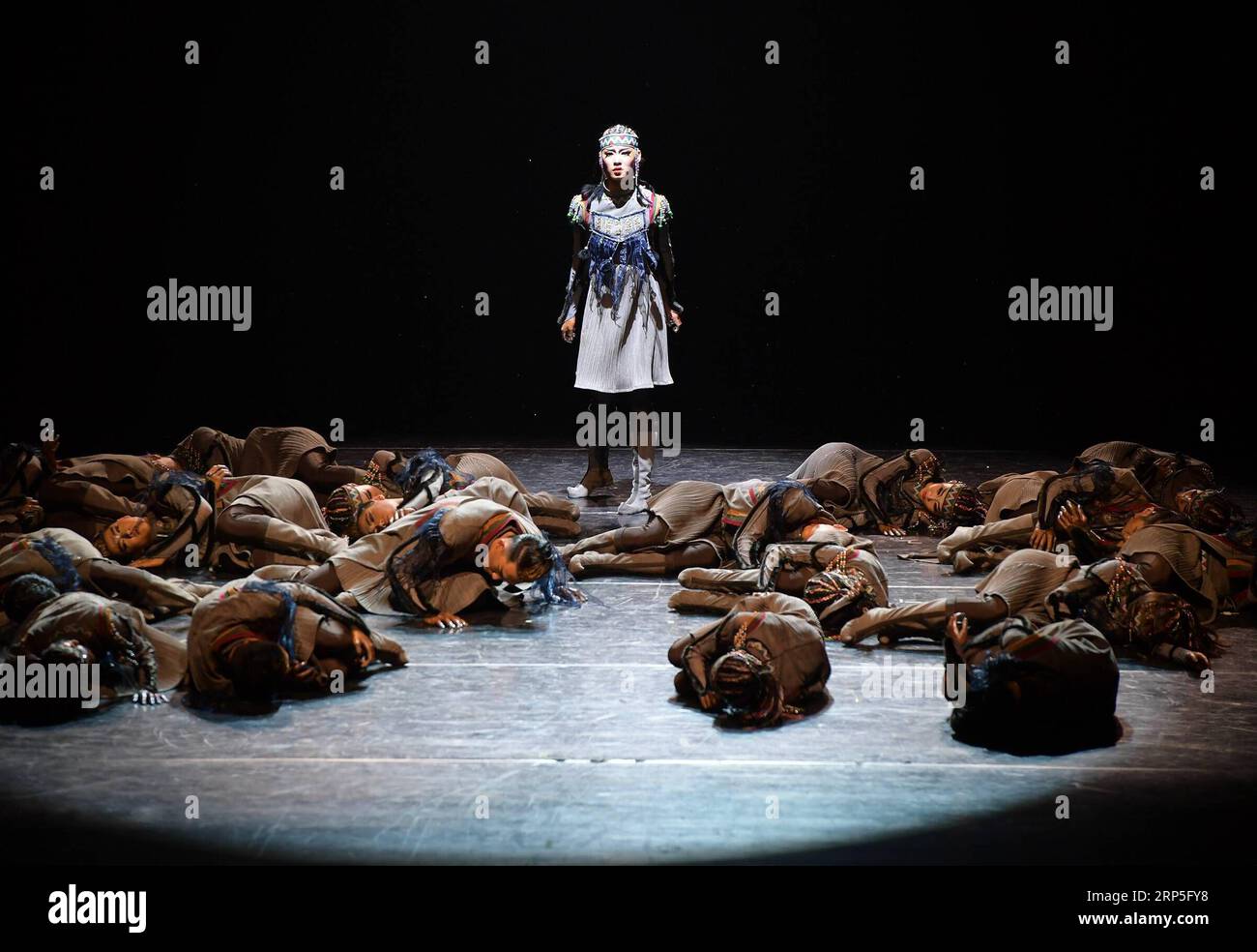 (181213) -- PECHINO, 13 dicembre 2018 -- gli artisti eseguono danza popolare a Pechino, capitale della Cina, 12 dicembre 2018. I ballerini del China Ethnic Song and Dance Ensemble, Beijing Dance Academy, Inner Mongolia Bureau of National Art Troupes, ecc., hanno presentato uno spettacolo di danza popolare con il tema del gruppo etnico mongolo a Pechino mercoledì. )(Ly) CINA-PECHINO-DANZA-GRUPPO ETNICO MONGOLO (CN) Lixhe PUBLICATIONxNOTxINxCHN Foto Stock