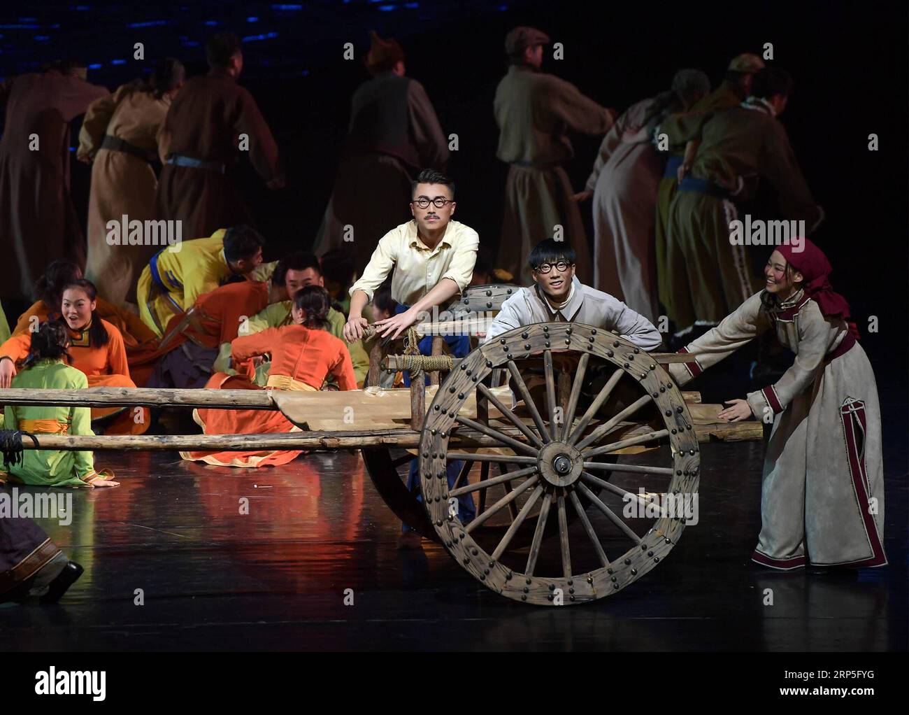 (181213) -- PECHINO, 13 dicembre 2018 -- gli artisti eseguono danza popolare a Pechino, capitale della Cina, 12 dicembre 2018. I ballerini del China Ethnic Song and Dance Ensemble, Beijing Dance Academy, Inner Mongolia Bureau of National Art Troupes, ecc., hanno presentato uno spettacolo di danza popolare con il tema del gruppo etnico mongolo a Pechino mercoledì. )(Ly) CINA-PECHINO-DANZA-GRUPPO ETNICO MONGOLO (CN) Lixhe PUBLICATIONxNOTxINxCHN Foto Stock