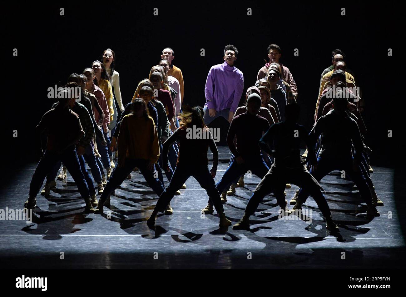 (181213) -- PECHINO, 13 dicembre 2018 -- gli artisti eseguono danza popolare a Pechino, capitale della Cina, 12 dicembre 2018. I ballerini del China Ethnic Song and Dance Ensemble, Beijing Dance Academy, Inner Mongolia Bureau of National Art Troupes, ecc., hanno presentato uno spettacolo di danza popolare con il tema del gruppo etnico mongolo a Pechino mercoledì. )(Ly) CINA-PECHINO-DANZA-GRUPPO ETNICO MONGOLO (CN) Lixhe PUBLICATIONxNOTxINxCHN Foto Stock