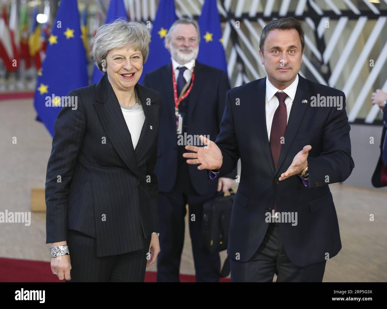 (181213) -- BRUXELLES, 13 dicembre 2018 -- il primo ministro britannico Theresa May (L) e il primo ministro lussemburghese Xavier Bettel arrivano a un vertice dell'UE di due giorni a Bruxelles, in Belgio, 13 dicembre 2018. ) (lmm) VERTICE BELGIO-BRUXELLES-UE YexPingfan PUBLICATIONxNOTxINxCHN Foto Stock