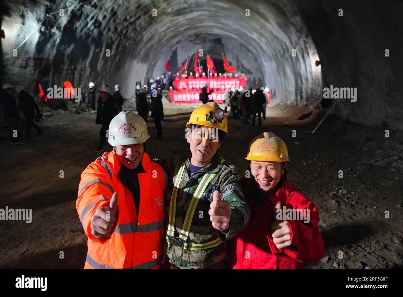 (181214) -- PECHINO, 14 dicembre 2018 -- i lavoratori festeggiano mentre attraversano il tunnel New Badaling della linea ferroviaria ad alta velocità Pechino-Zhangjiakou a Pechino, capitale della Cina, 13 dicembre 2018. I lavoratori hanno raggiunto un importante passo avanti nel progetto della linea ferroviaria ad alta velocità Pechino-Zhangjiakou, dopo aver scavato il tunnel New Badaling, una parte fondamentale lungo la linea, giovedì. ) (lmm) CHINA-BEIJING-ZHANGJIAKOU-RAILWAY-TUNNEL-CONSTRUCTION (CN) XingxGuangli PUBLICATIONxNOTxINxCHN Foto Stock