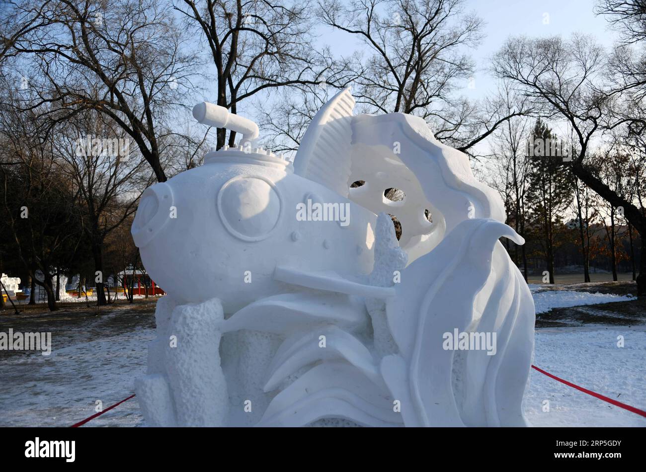 (181214) -- HARBIN, 14 dicembre 2018 -- Una scultura di neve partecipa al 6° Concorso universitario di Scultura di neve della provincia di Heilongjiang al Sun Island International Snow Sculpture Art Expo di Harbin, capitale della provincia di Heilongjiang nella Cina nord-orientale, 13 dicembre 2018. La competizione di quattro giorni si è conclusa giovedì con 35 squadre che hanno preso parte alla partita. ) (Zyd) CHINA-HEILONGJIANG-HARBIN-SNOW SCULPTURES (CN) WangxJianwei PUBLICATIONxNOTxINxCHN Foto Stock