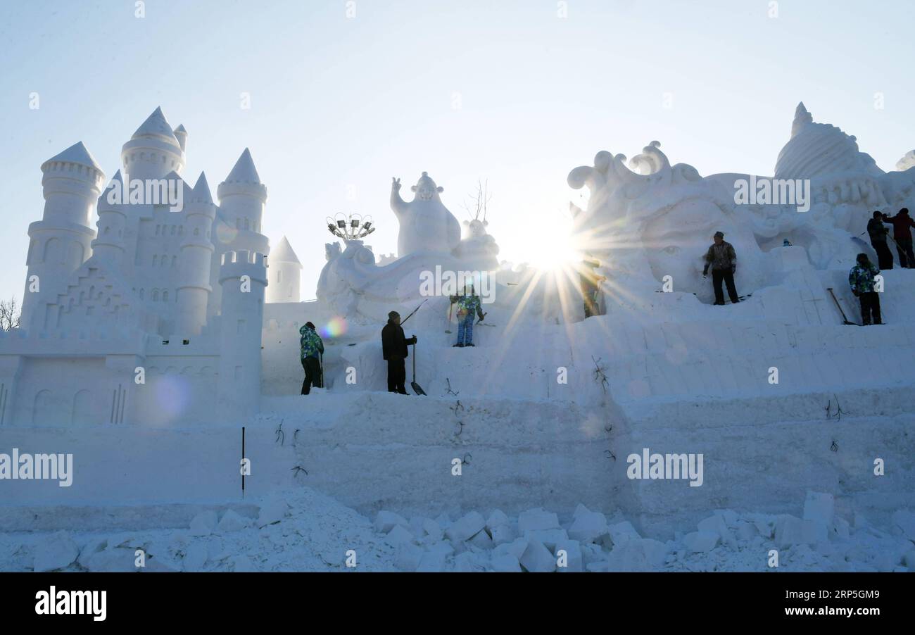 (181214) -- HARBIN, 14 dicembre 2018 -- gli scultori della neve fanno scultura per la prossima 31a esposizione internazionale di scultura della neve di Harbin Sun Island a Harbin, capitale della provincia di Heilongjiang della Cina nord-orientale, 14 dicembre 2018. ) (ly) CHINA-HEILONGJIANG-HARBIN-SNOW SCULPTURES-EXPO (CN) WangxJianwei PUBLICATIONxNOTxINxCHN Foto Stock