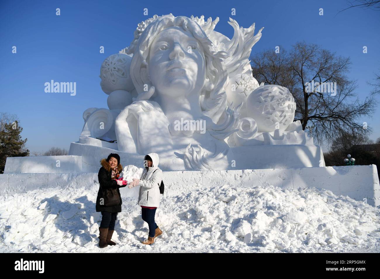 (181214) -- HARBIN, 14 dicembre 2018 -- i turisti si pongono per una foto davanti a una scultura incompiuta della neve prima della 31a esposizione Internazionale di Scultura della neve di Harbin Sun Island a Harbin, capitale della provincia di Heilongjiang della Cina nord-orientale, 14 dicembre 2018. ) (ly) CHINA-HEILONGJIANG-HARBIN-SNOW SCULPTURES-EXPO (CN) WangxJianwei PUBLICATIONxNOTxINxCHN Foto Stock
