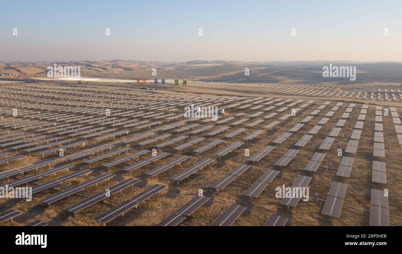 (181215) -- ERDOS, 15 dicembre 2018 -- foto aerea scattata il 13 dicembre 2018 mostra la base elettrica fotovoltaica Dalad nel deserto Kubuqi nella regione autonoma della Mongolia interna della Cina settentrionale. Il primo progetto della centrale fotovoltaica su larga scala nel deserto di Kubuqi nella Mongolia interna ha recentemente aderito alla rete elettrica nazionale, che dovrebbe ridurre 800.000 tonnellate di emissioni di carbonio ogni anno. La base di potenza Dalad PV è stata approvata dalla National Energy Administration nel novembre 2017. La costruzione della base è stata suddivisa in tre progetti. Situato a Dalad Banner, il genere energetico annuale Foto Stock