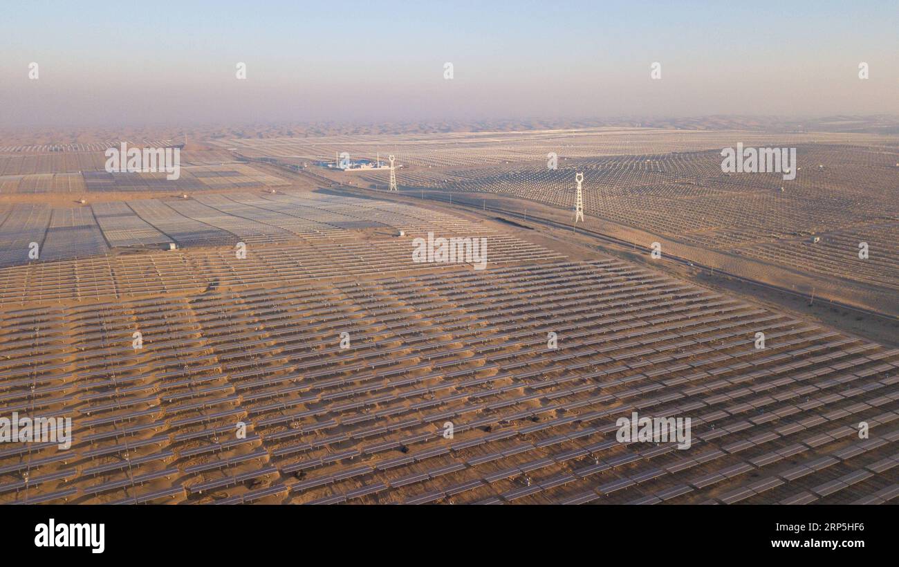 (181215) -- ERDOS, 15 dicembre 2018 -- foto aerea scattata il 13 dicembre 2018 mostra la base elettrica fotovoltaica Dalad nel deserto Kubuqi nella regione autonoma della Mongolia interna della Cina settentrionale. Il primo progetto della centrale fotovoltaica su larga scala nel deserto di Kubuqi nella Mongolia interna ha recentemente aderito alla rete elettrica nazionale, che dovrebbe ridurre 800.000 tonnellate di emissioni di carbonio ogni anno. La base di potenza Dalad PV è stata approvata dalla National Energy Administration nel novembre 2017. La costruzione della base è stata suddivisa in tre progetti. Situato a Dalad Banner, il genere energetico annuale Foto Stock