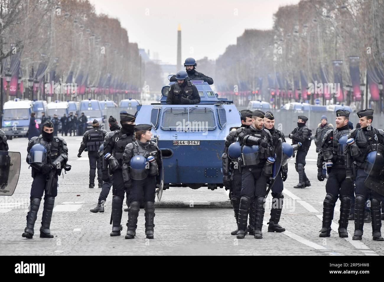 (181215) -- PARIGI, 15 dicembre 2018 -- Guardia francese dei gendarmi con un veicolo armato sugli Champs-Elysees Avenue a Parigi, Francia, il 15 dicembre 2018. Il governo francese ha pianificato misure di sicurezza rigorose mobilitando migliaia di ufficiali e utilizzando veicoli corazzati per gestire più minacce di violenza, mentre i gilet gialli sono pronti a organizzare un nuovo round di proteste a livello nazionale sabato, nonostante le misure del presidente Emmanuel Macron che cercavano di sedare la rabbia pubblica per le scarse entrate e l'aumento dei costi di vita. ) FRANCIA-PARIGI- GILET GIALLI -PROTESTA ChenxYichen PUBLICATIONxNOTxINxCHN Foto Stock