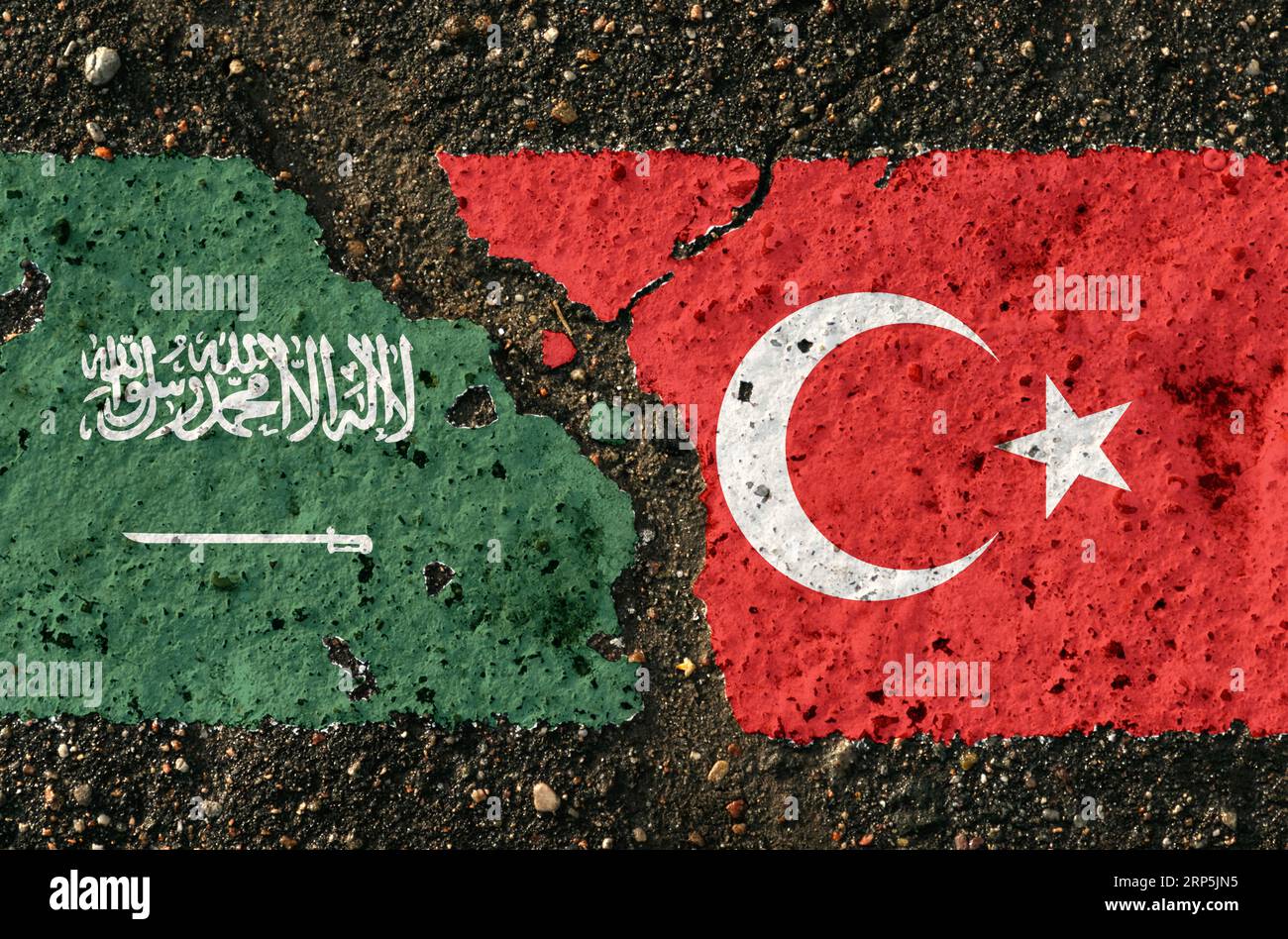 Sul marciapiede ci sono immagini delle bandiere dell'Arabia Saudita e della Turchia, come simbolo di confronto. Immagine concettuale. Foto Stock
