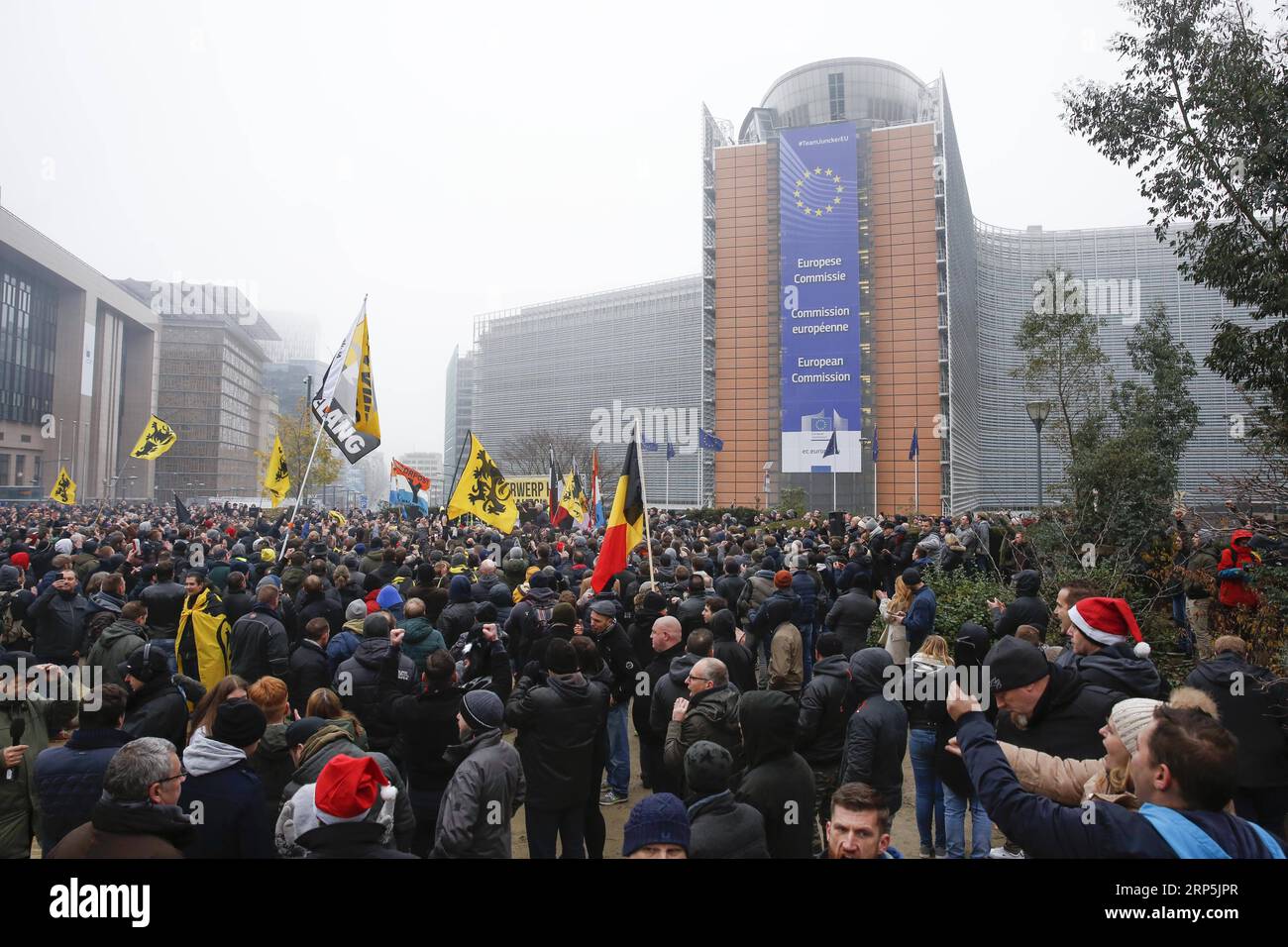 (181216) -- BRUXELLES, 16 dicembre 2018 -- i manifestanti di destra e di estrema destra partecipano alla manifestazione March Against Marrakech davanti alla sede centrale delle istituzioni dell'Unione europea a Bruxelles, in Belgio, 16 dicembre 2018. I manifestanti belgi anti-immigrazione sono scesi per le strade di Bruxelles qui domenica per denunciare il Global Compact per una migrazione sicura, ordinata e regolare adottato a Marrakech, in Marocco. ) BELGIO-BRUXELLES-ANTI-IMMIGRAZIONE-RALLY-PROTESTA YEXPINGFAN PUBLICATIONXNOTXINXCHN Foto Stock