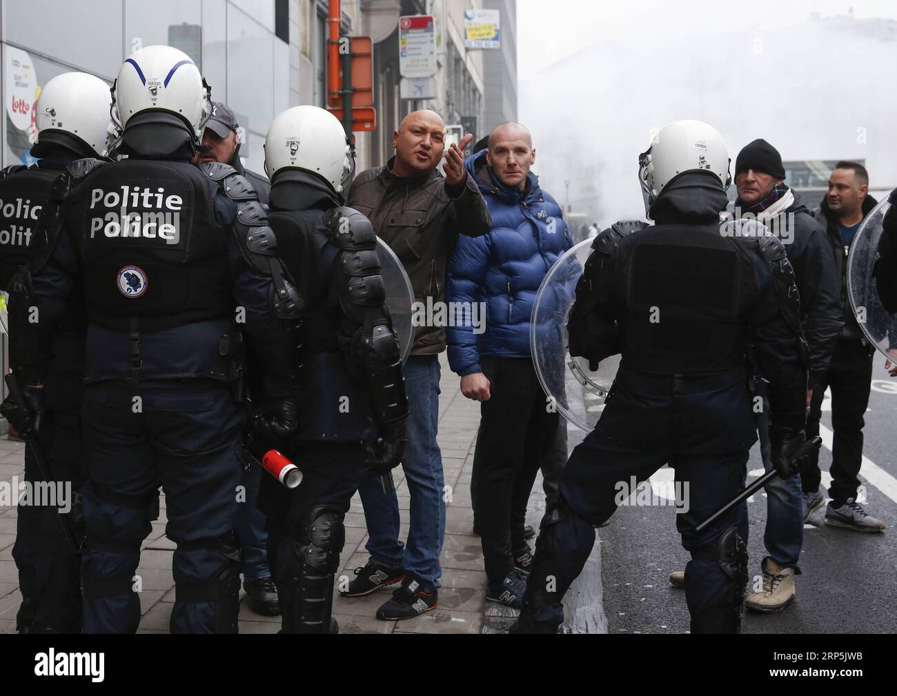 (181216) -- BRUXELLES, 16 dicembre 2018 -- i manifestanti discutono con la polizia durante la manifestazione di marcia contro Marrakech davanti alla sede centrale delle istituzioni dell'Unione europea a Bruxelles, in Belgio, 16 dicembre 2018. I manifestanti belgi anti-immigrazione sono scesi per le strade di Bruxelles qui domenica per denunciare il Global Compact per una migrazione sicura, ordinata e regolare adottato a Marrakech, in Marocco. ) BELGIO-BRUXELLES-ANTI-IMMIGRAZIONE-RALLY-PROTESTA YEXPINGFAN PUBLICATIONXNOTXINXCHN Foto Stock
